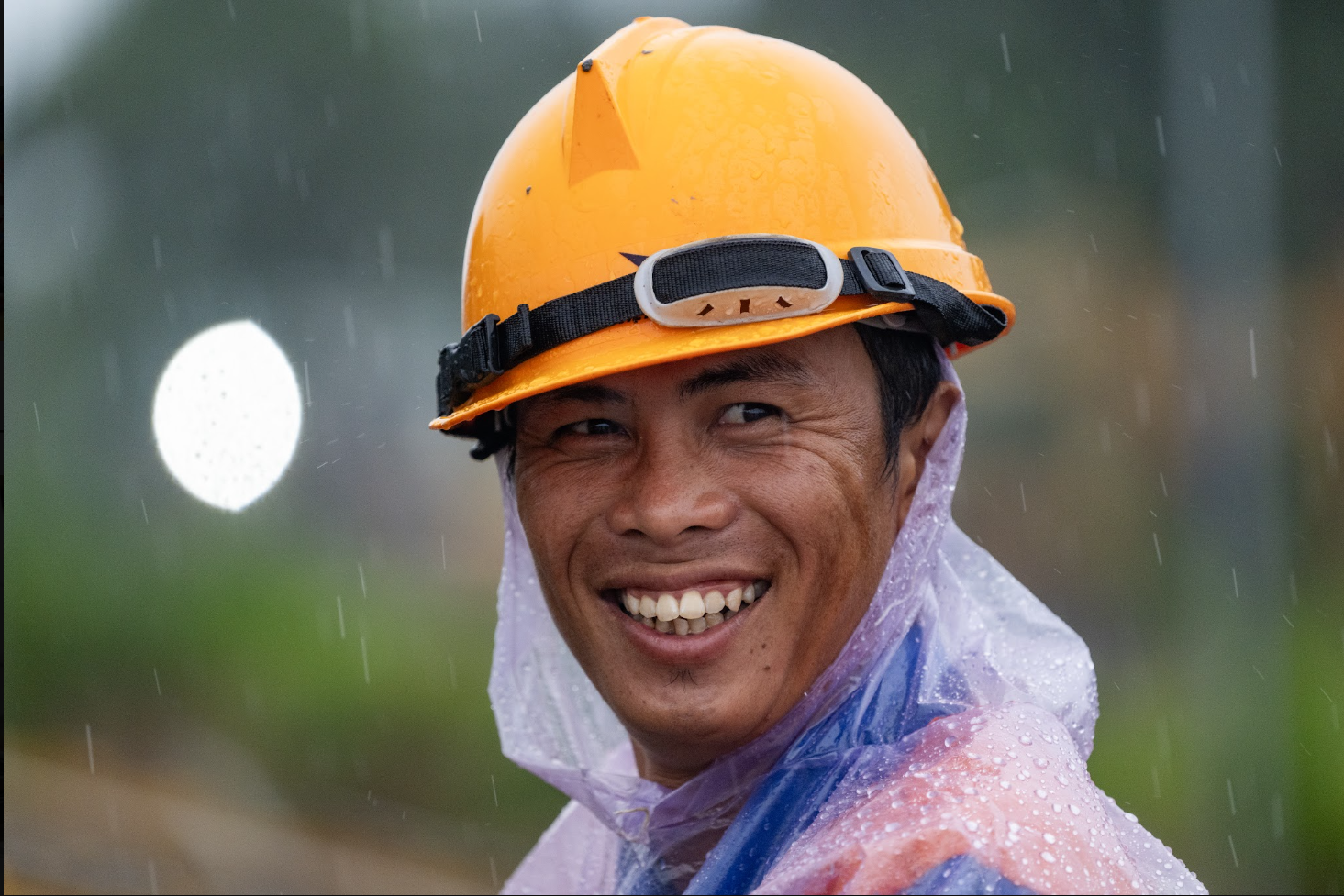 Xuyên mưa lắp ray tuyến tàu điện đầu tiên của Phú Quốc, dự kiến chạy thử tháng 7.2027- Ảnh 6.