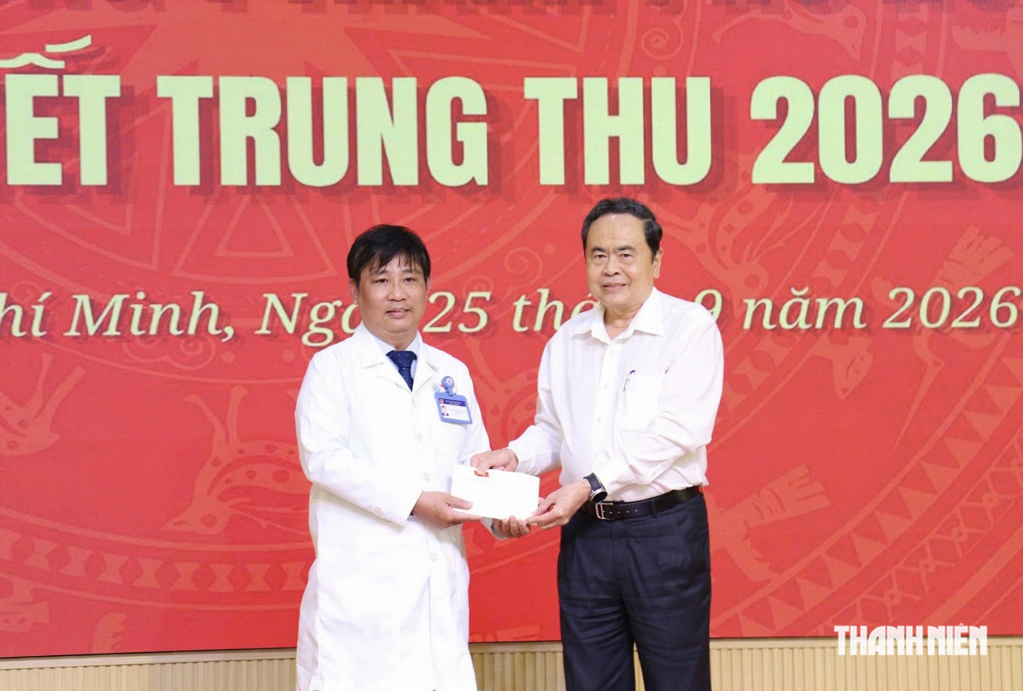 Chủ tịch Quốc hội Trần Thanh Mẫn thăm, tặng quà bệnh nhi dịp Tết Trung thu - Ảnh 1.