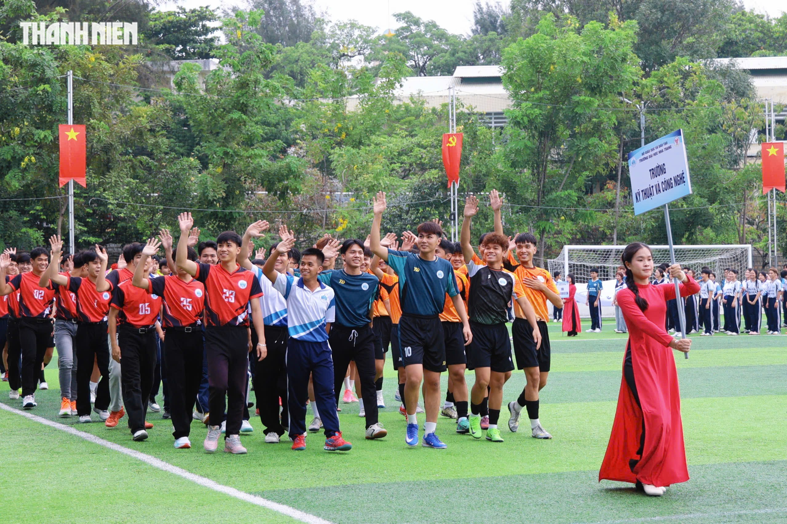 Hơn 1.000 sinh vi&ecirc;n dự Đại hội thể thao đầu ti&ecirc;n của Trường ĐH Nha Trang- Ảnh 3.