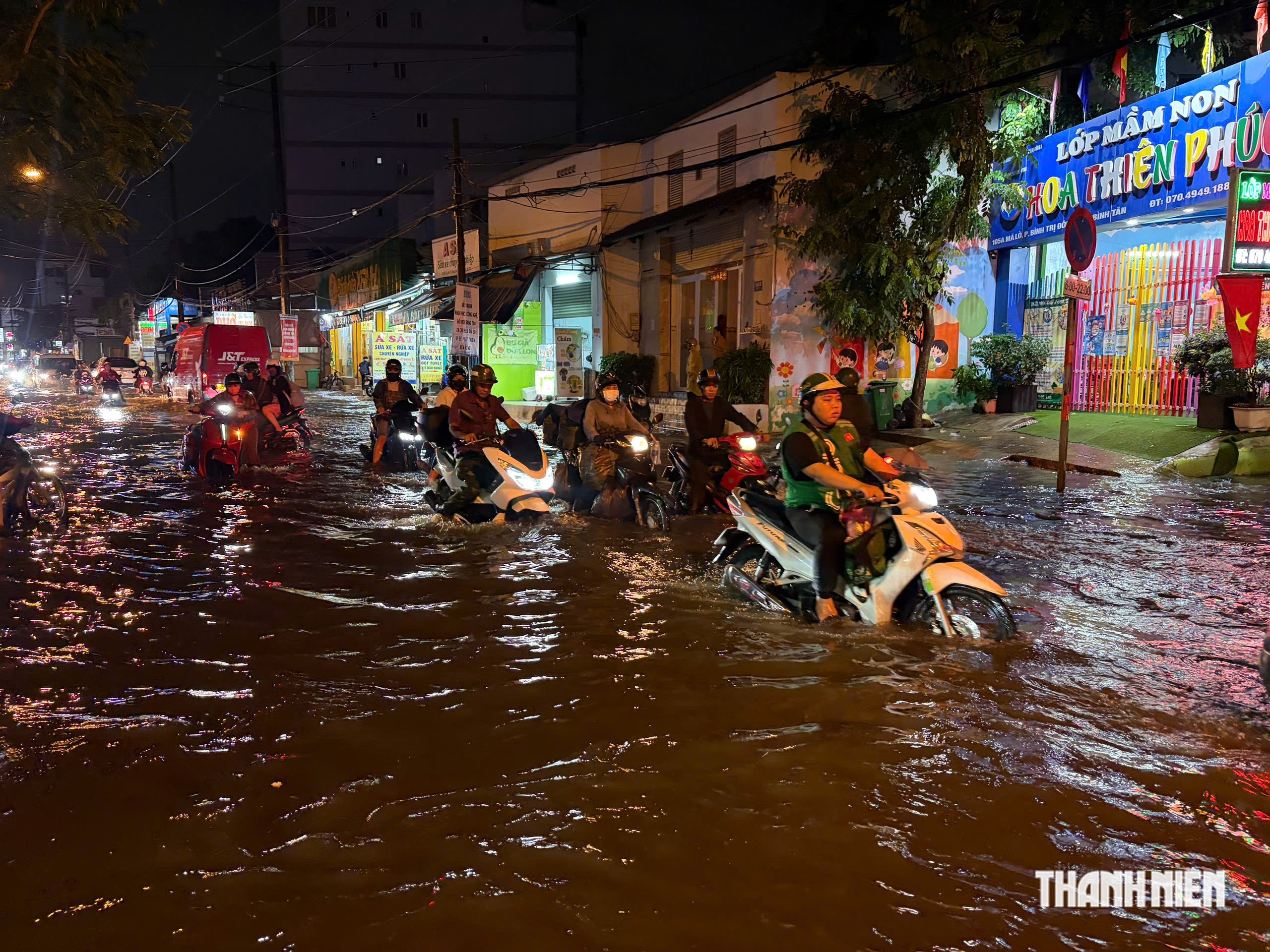 Mưa lớn ở TP.HCM, đường Mã Lò lại thành ‘sông’, xe chết máy la liệt - Ảnh 1.