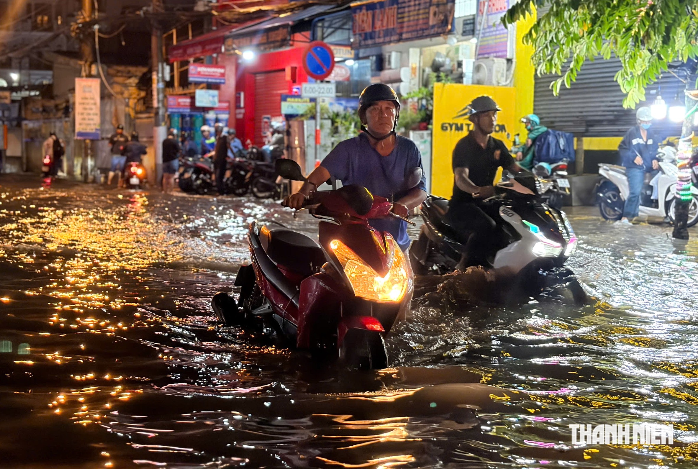Mưa lớn ở TP.HCM, đường Mã Lò lại thành ‘sông’, xe chết máy la liệt - Ảnh 3.