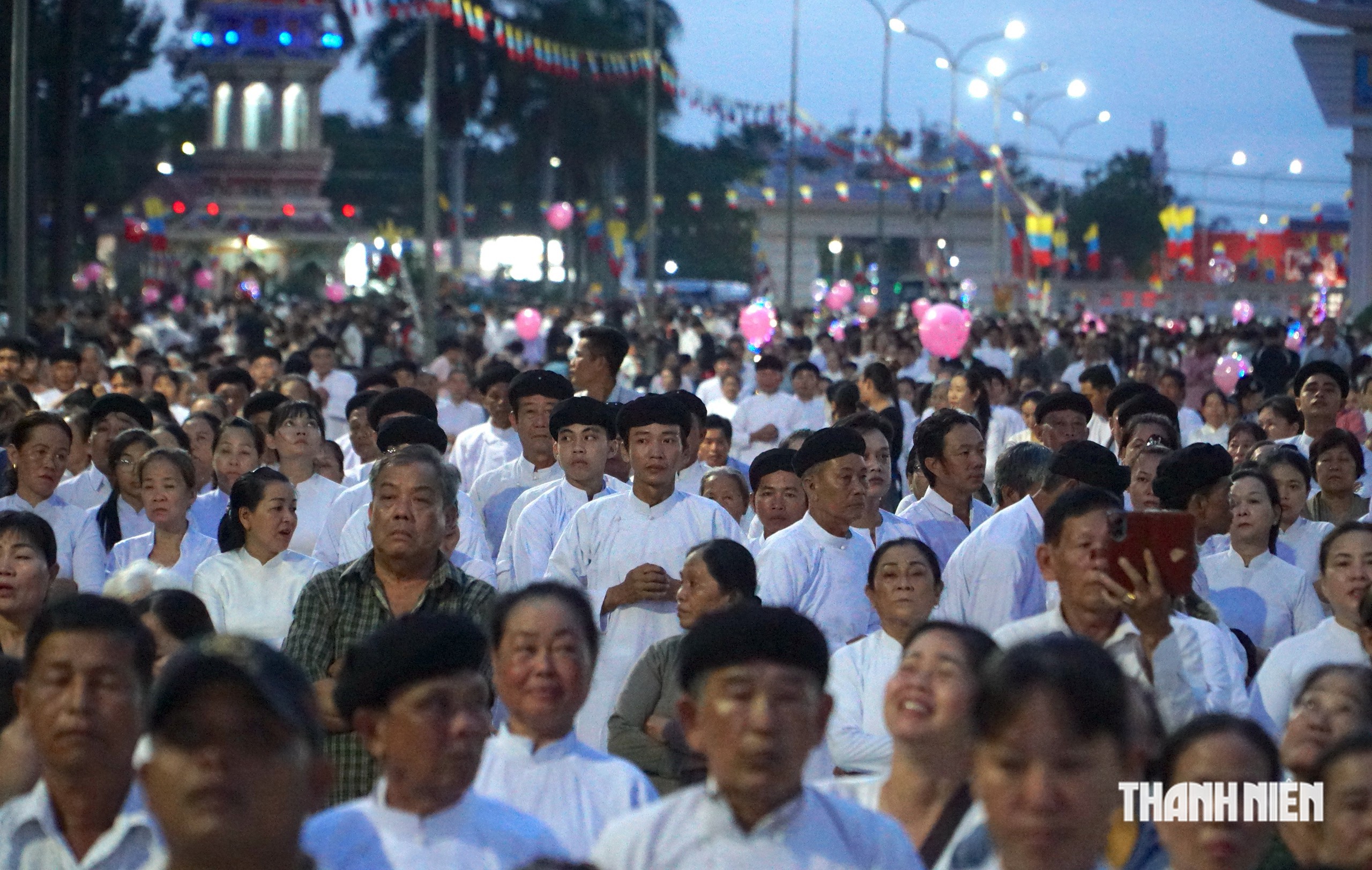 Biển người phủ kín Tòa thánh Tây Ninh đêm Hội yến Diêu Trì Cung 2026- Ảnh 3.