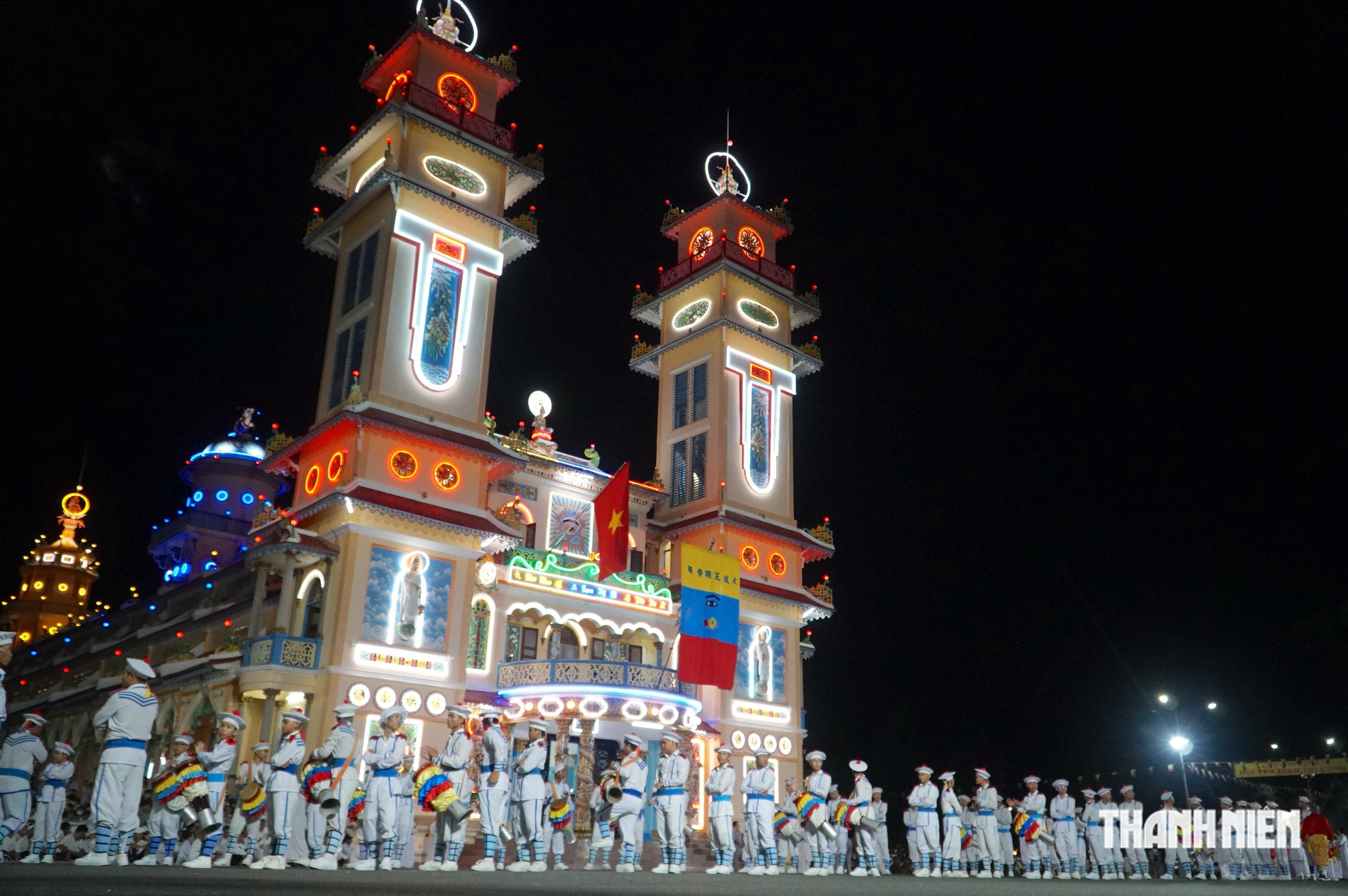 Biển người phủ kín Tòa thánh Tây Ninh đêm Hội yến Diêu Trì Cung 2026- Ảnh 4.
