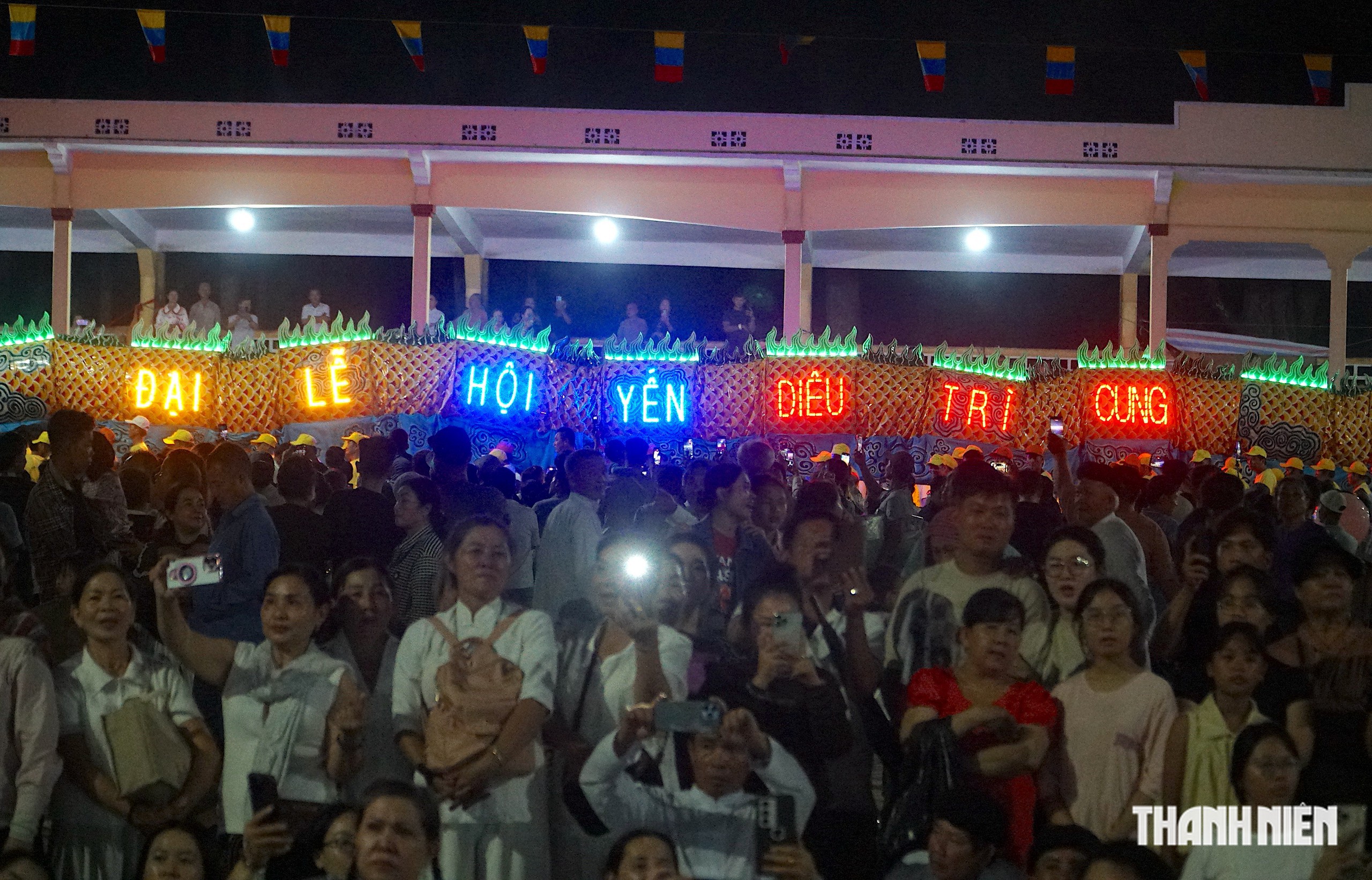 Biển người phủ kín Tòa thánh Tây Ninh đêm Hội yến Diêu Trì Cung 2026- Ảnh 17.