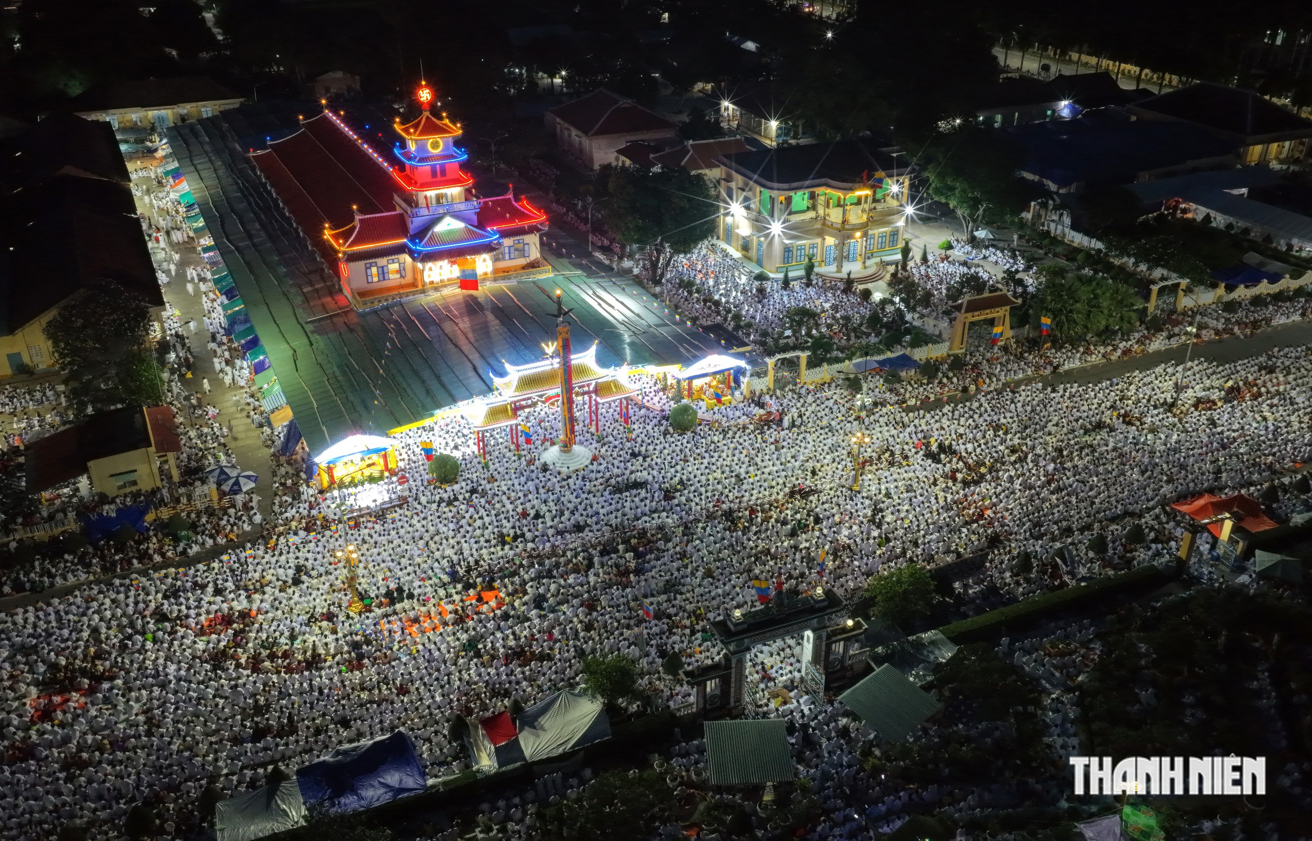 Biển người phủ kín Tòa thánh Tây Ninh đêm Hội yến Diêu Trì Cung 2026- Ảnh 16.