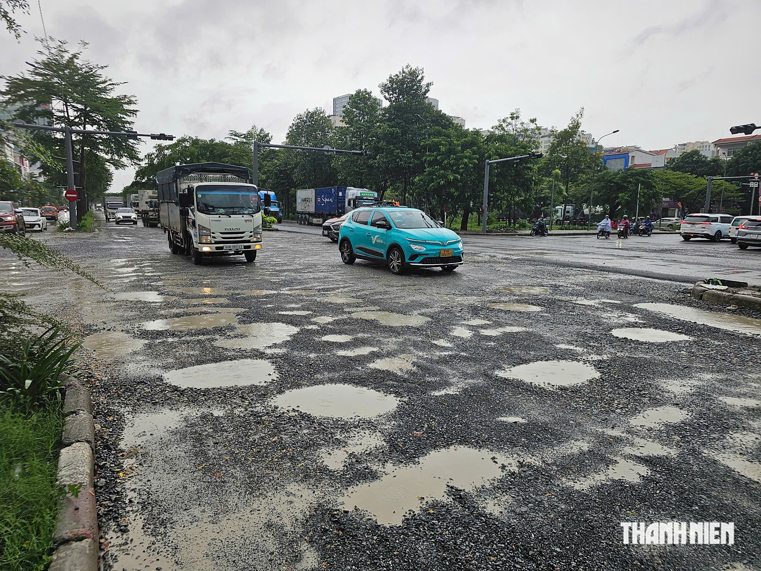 Đường Nguyễn Văn Linh nhiều ổ voi, &ocirc; t&ocirc; sụp hố: Sở X&acirc;y dựng TP.HCM n&oacute;i g&igrave;?- Ảnh 1.
