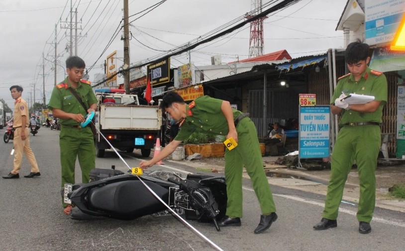 Tạm giam bị can điều lái xe máy tông cảnh sát giao thông đang làm nhiệm vụ - Ảnh 2.