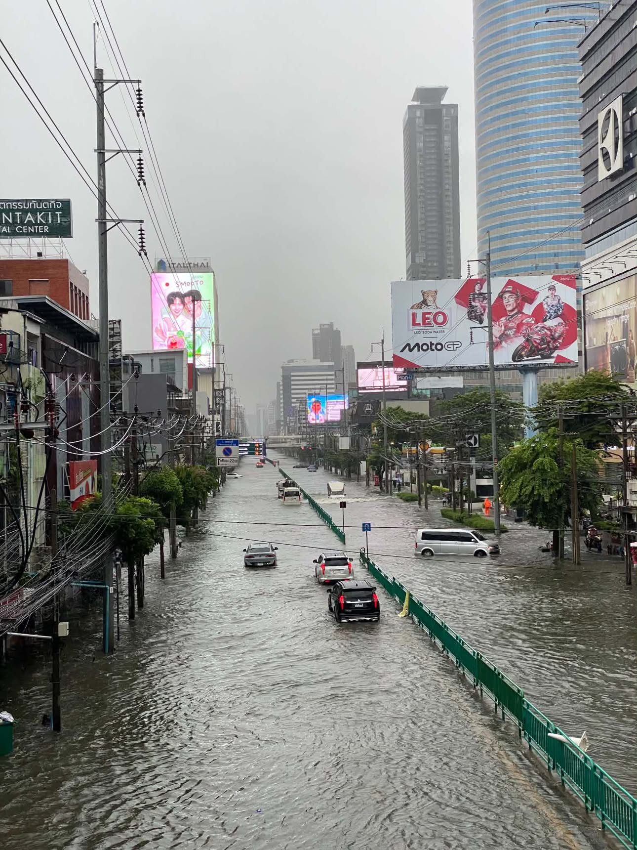 Người Việt ở Bangkok kể cảnh si&ecirc;u thị hết h&agrave;ng, t&agrave;u điện đ&ocirc;ng nghẹt v&igrave; mưa ngập- Ảnh 7.