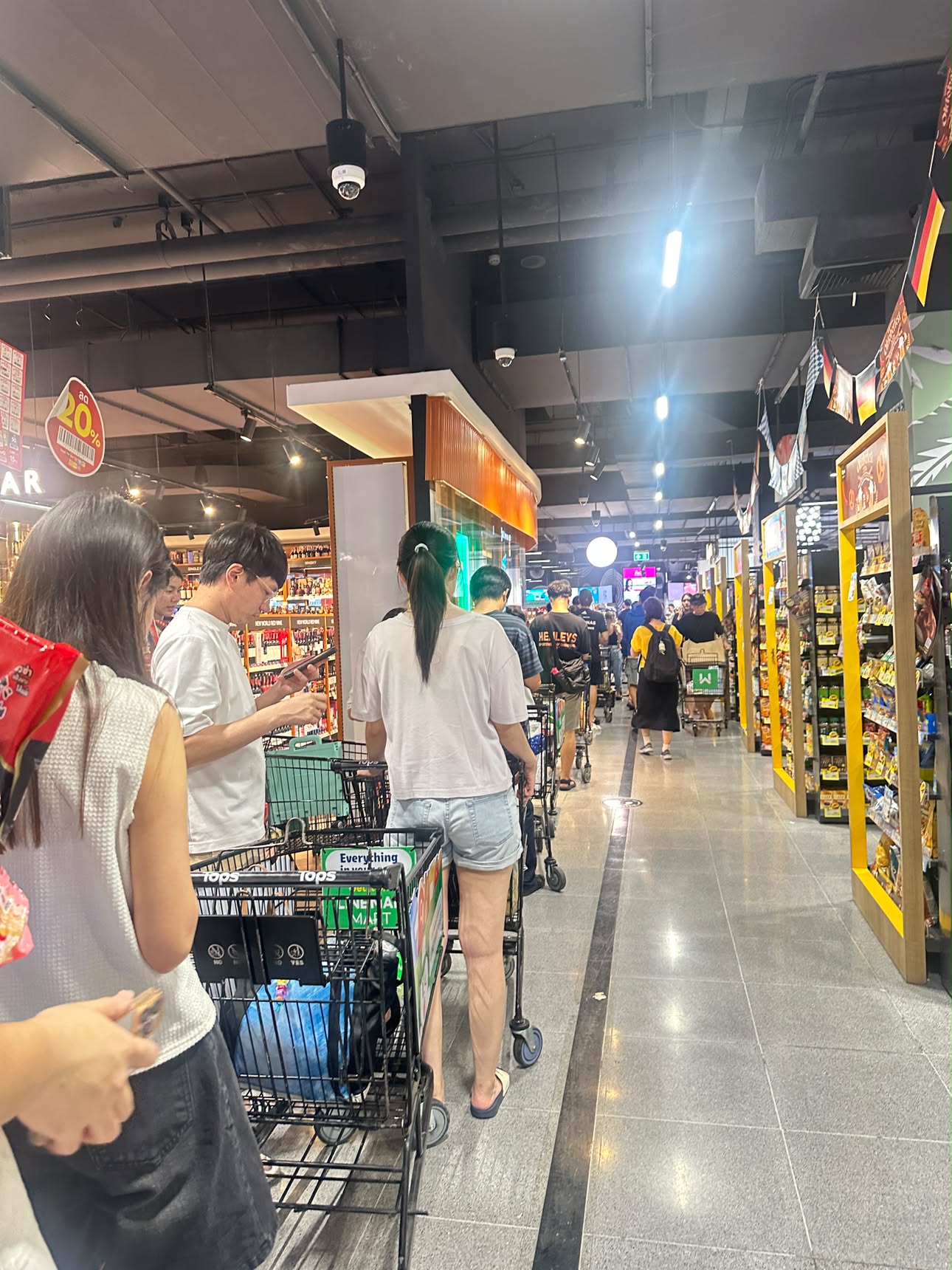 Người Việt ở Bangkok kể cảnh si&ecirc;u thị hết h&agrave;ng, t&agrave;u điện đ&ocirc;ng nghẹt v&igrave; mưa ngập- Ảnh 3.