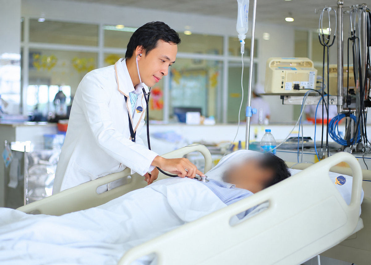 Uống nhầm hóa chất cất trong tủ lạnh, người đàn ông tổn thương thực quản - Ảnh 1.