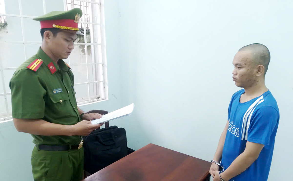 Tạm giam bị can điều lái xe máy tông cảnh sát giao thông đang làm nhiệm vụ - Ảnh 1.