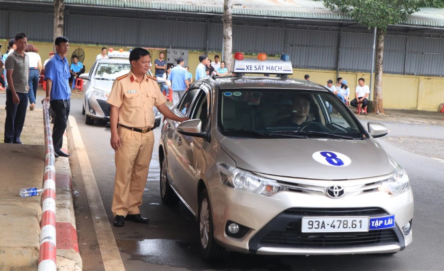 Thi bằng lái xe rớt 15, 18 lần: Vì sao càng thi càng run?- Ảnh 1.