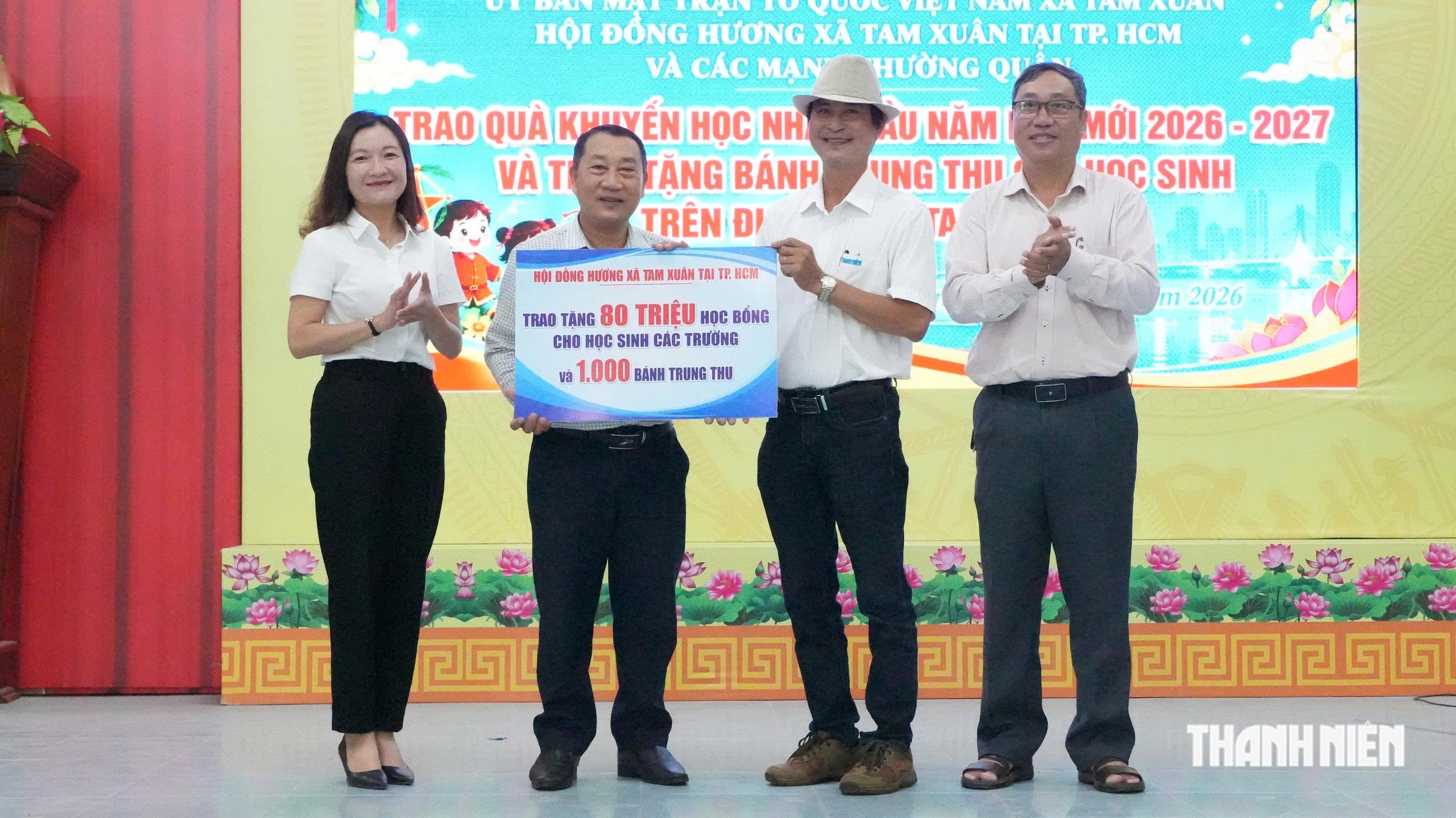 Báo Thanh Niên phối hợp tặng học bổng, quà Trung thu cho học sinh xã Tam Xuân - Ảnh 1.