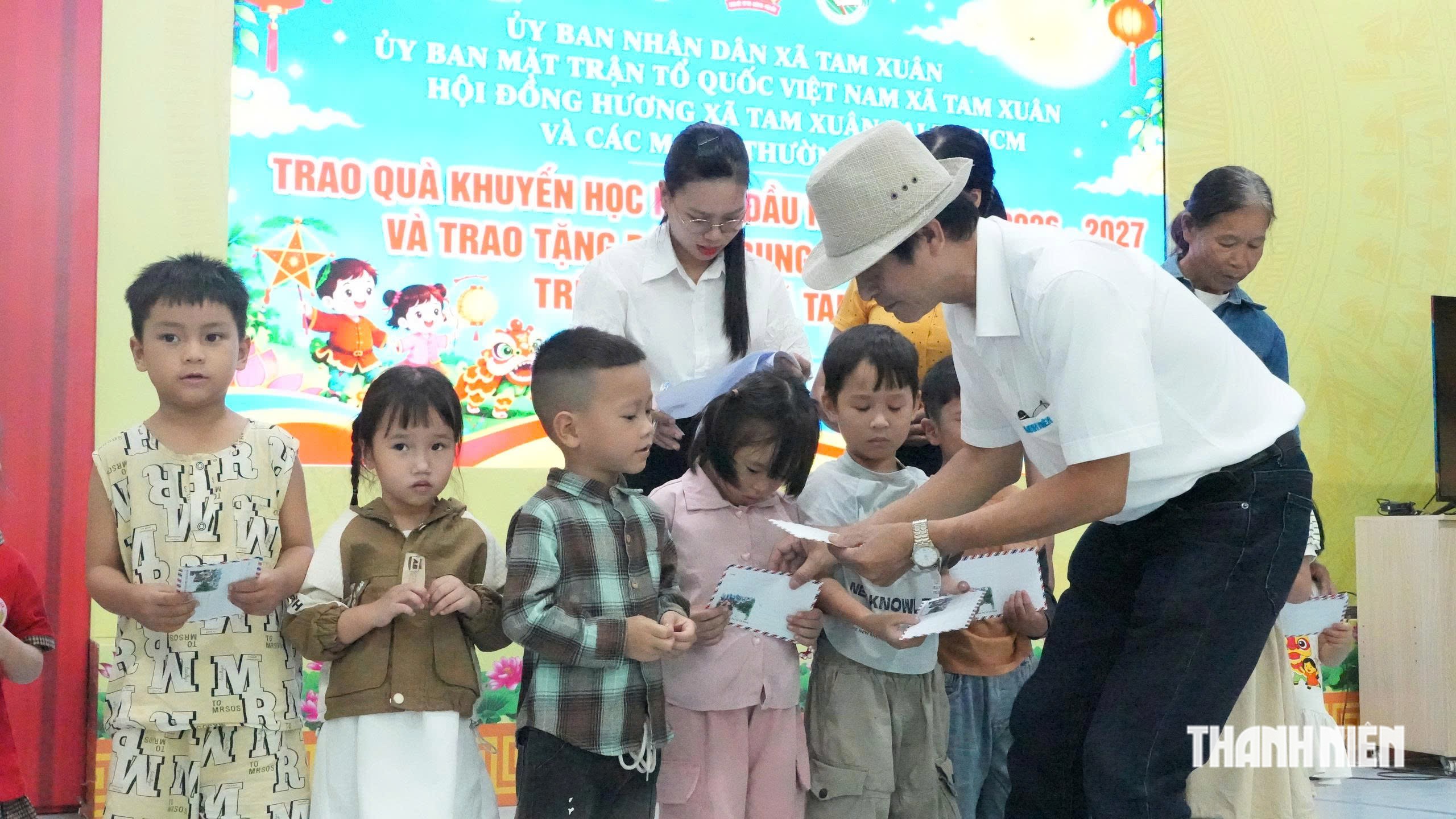 Báo Thanh Niên phối hợp tặng học bổng, quà Trung thu cho học sinh xã Tam Xuân - Ảnh 2.