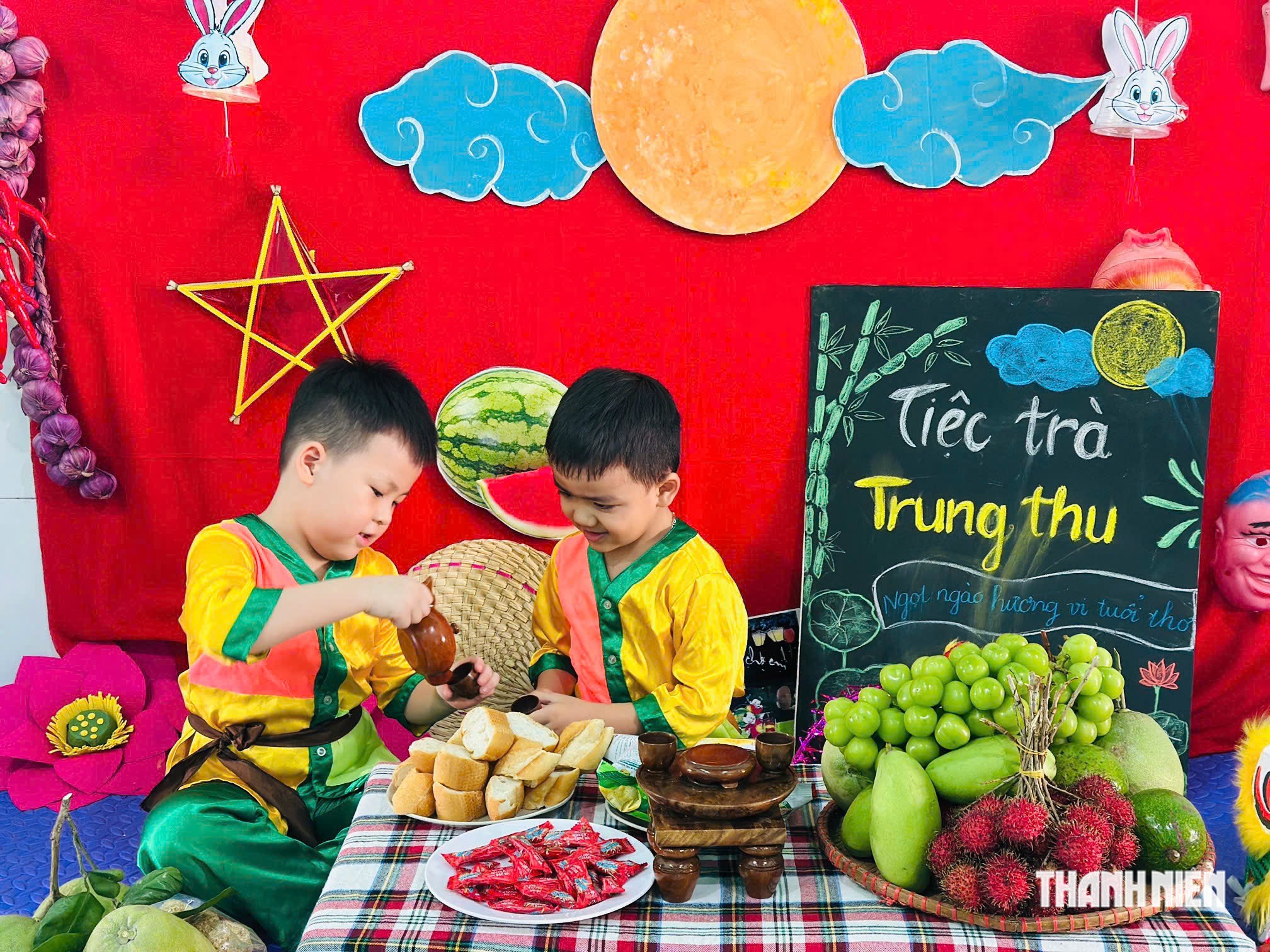 Báo Thanh Niên phối hợp tặng học bổng, quà Trung thu cho học sinh xã Tam Xuân - Ảnh 5.