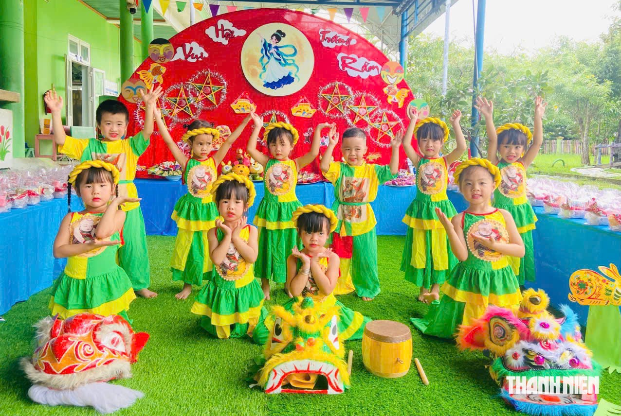 Báo Thanh Niên phối hợp tặng học bổng, quà Trung thu cho học sinh xã Tam Xuân - Ảnh 3.