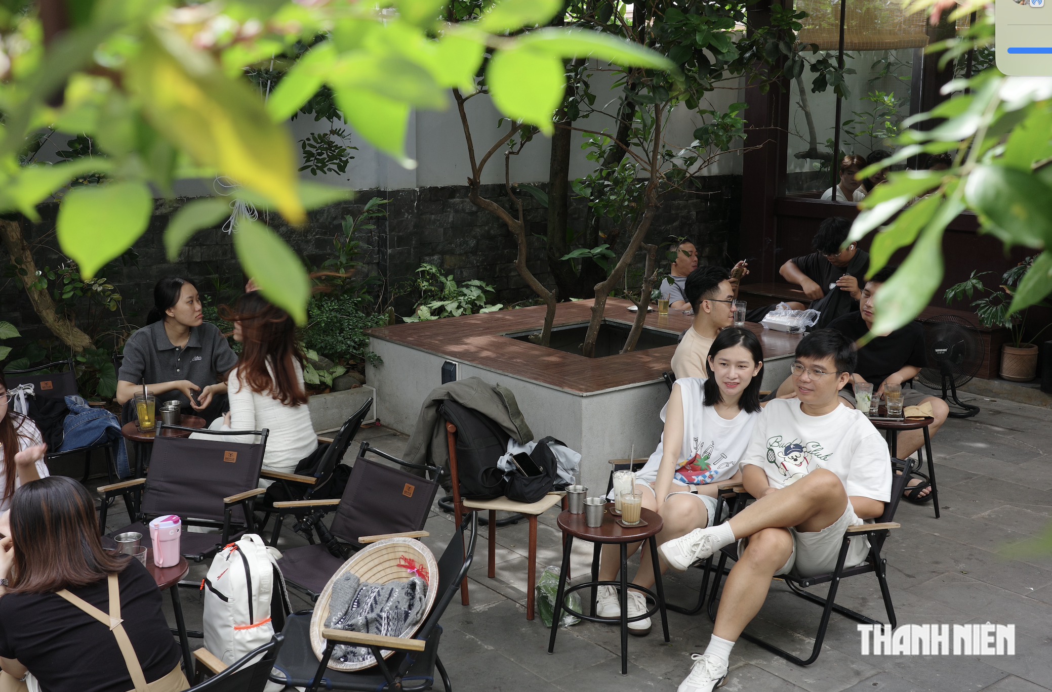 Hàng quán cà phê tấp nập khách nhờ con đường lá vàng rơi ở TP.HCM - Ảnh 8.
