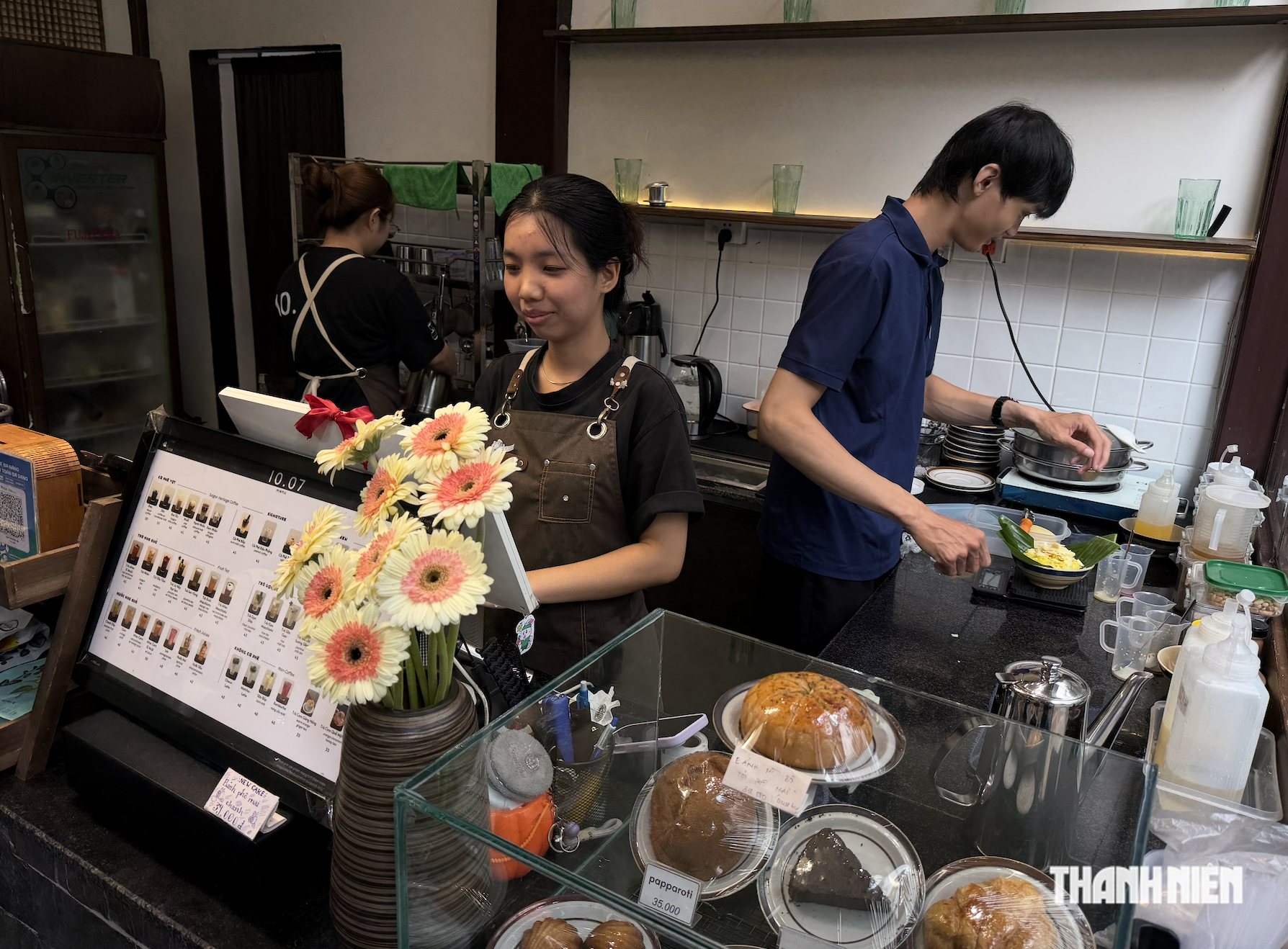 Hàng quán cà phê tấp nập khách nhờ con đường lá vàng rơi ở TP.HCM - Ảnh 10.