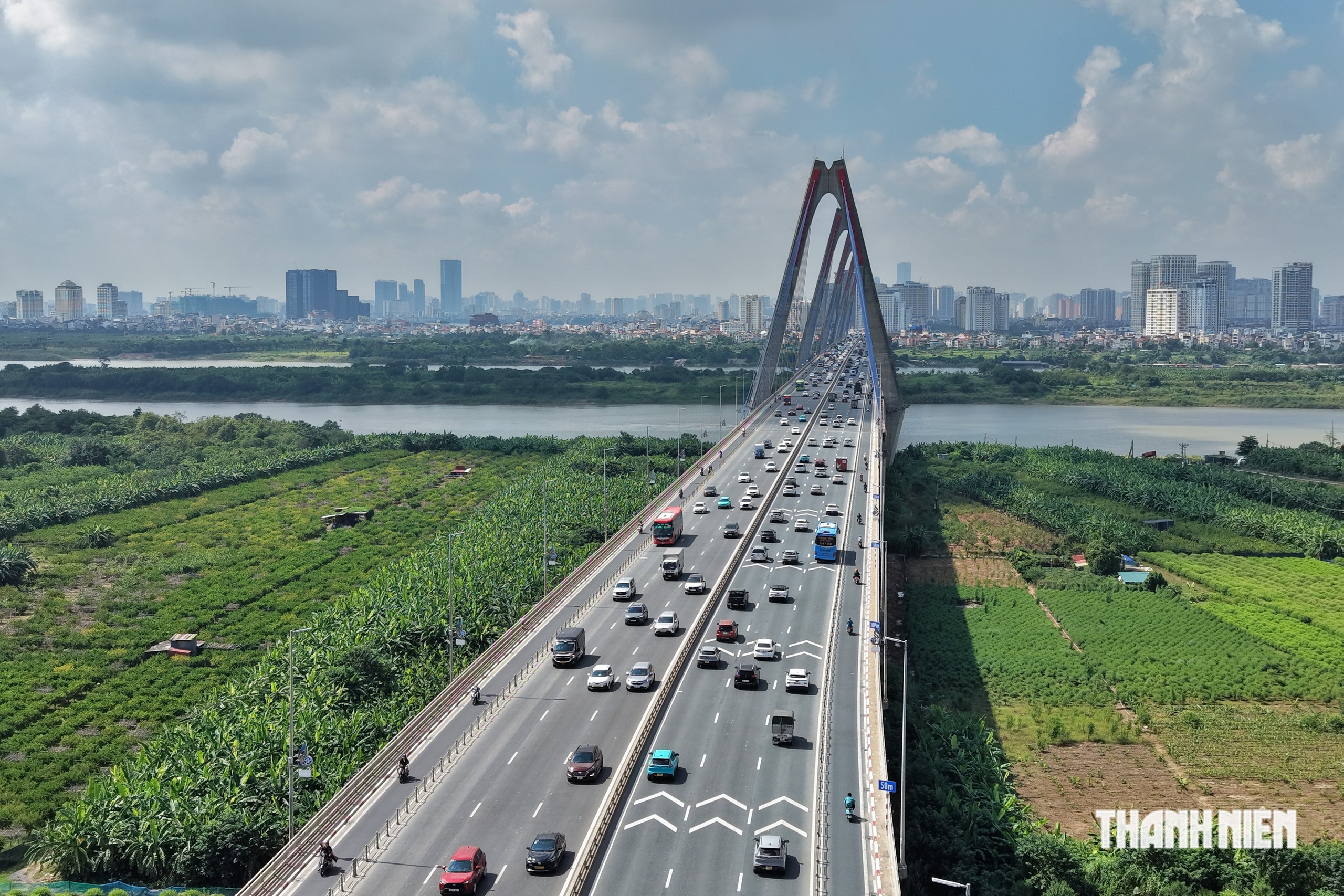 Cầu Nhật Tân ùn ứ trước 'giờ G' áp quy định giữ khoảng cách - Ảnh 5.