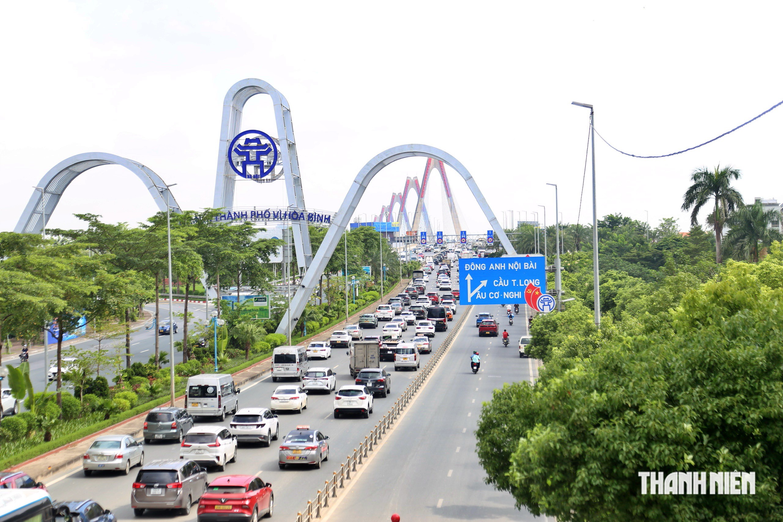 Cầu Nhật Tân ùn ứ trước 'giờ G' áp quy định giữ khoảng cách - Ảnh 1.