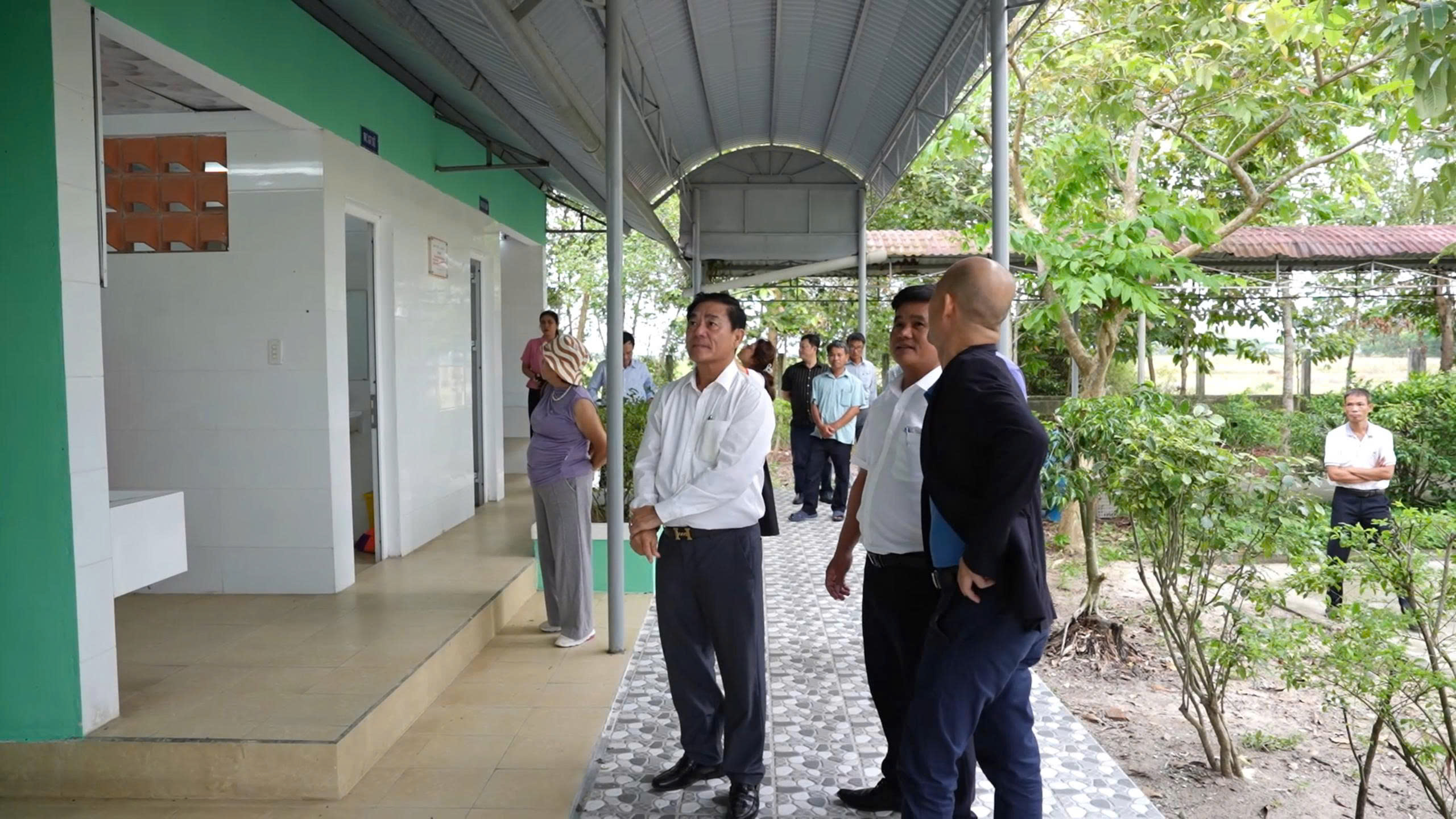 Quỹ Khởi Sự Từ Tâm trao học bổng, bàn giao công trình nhà vệ sinh tại Huế- Ảnh 1.