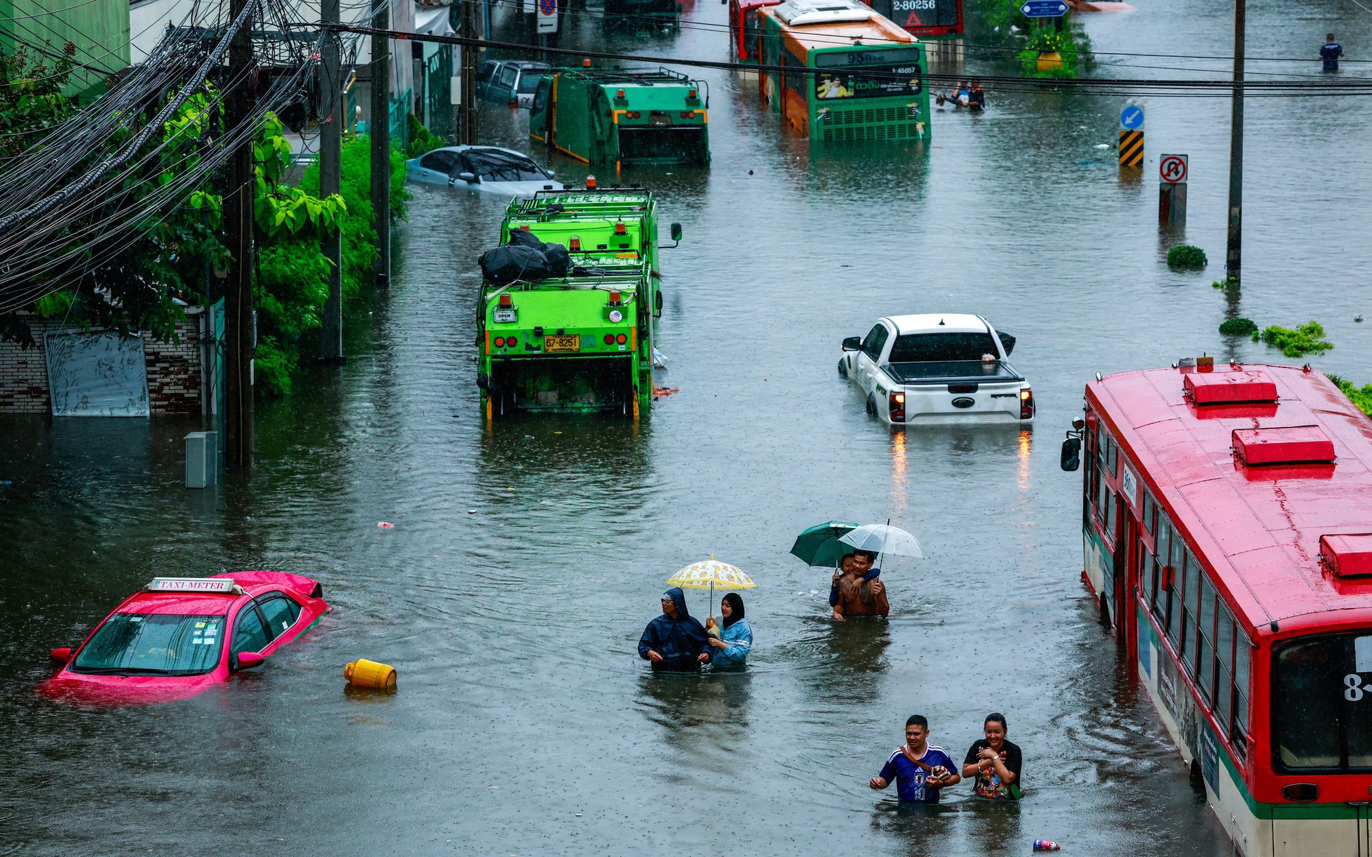 Tin tức quốc tế s&aacute;ng 27.9: Bangkok ch&igrave;m trong biển nước - Ảnh 1.