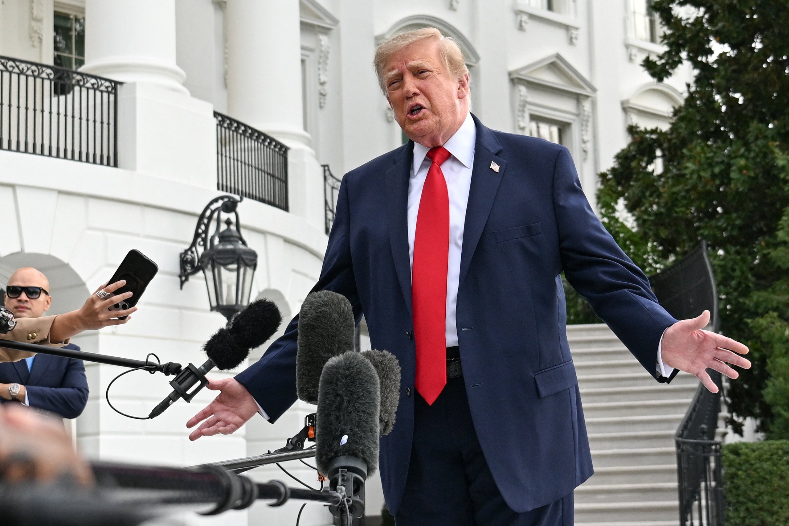 Ông Trump bác đề xuất của Iran về mở lại eo biển Hormuz, chấm dứt giao tranh - Ảnh 1.