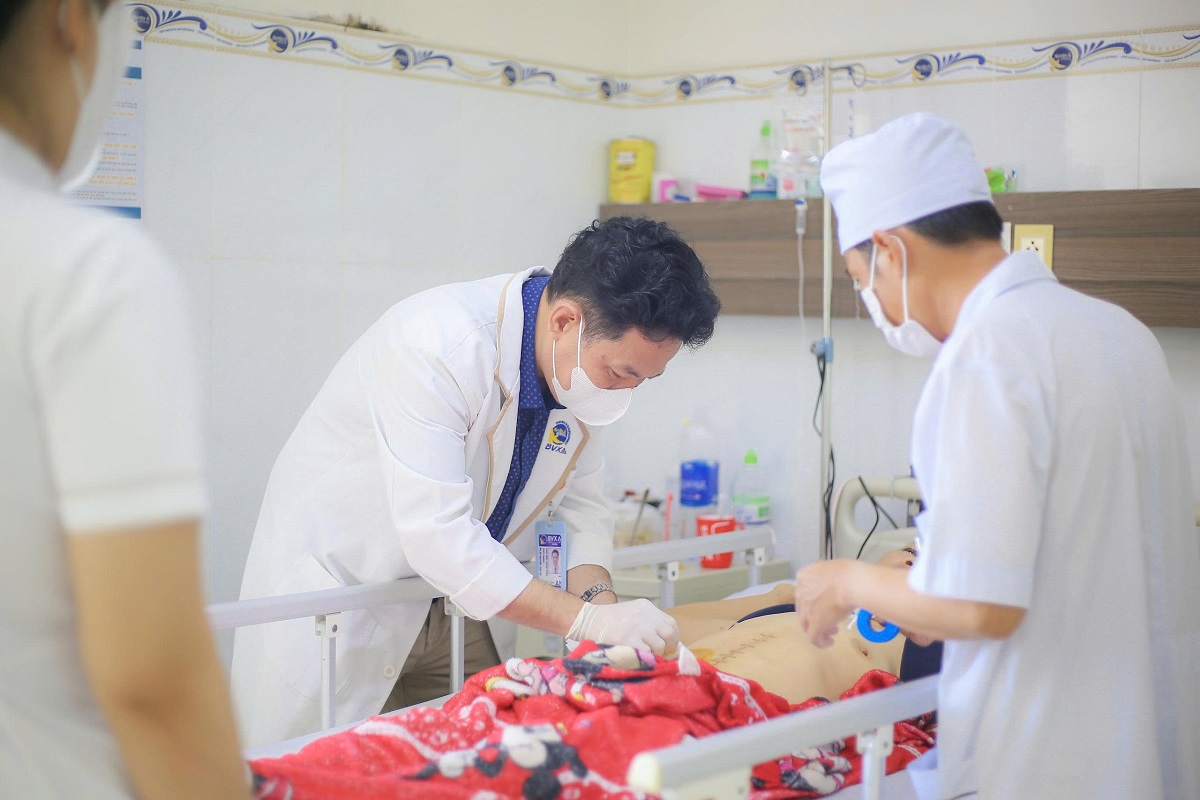 Trèo cây hái quả, người phụ nữ té ngã chấn thương gan, sốc mất máu - Ảnh 1.
