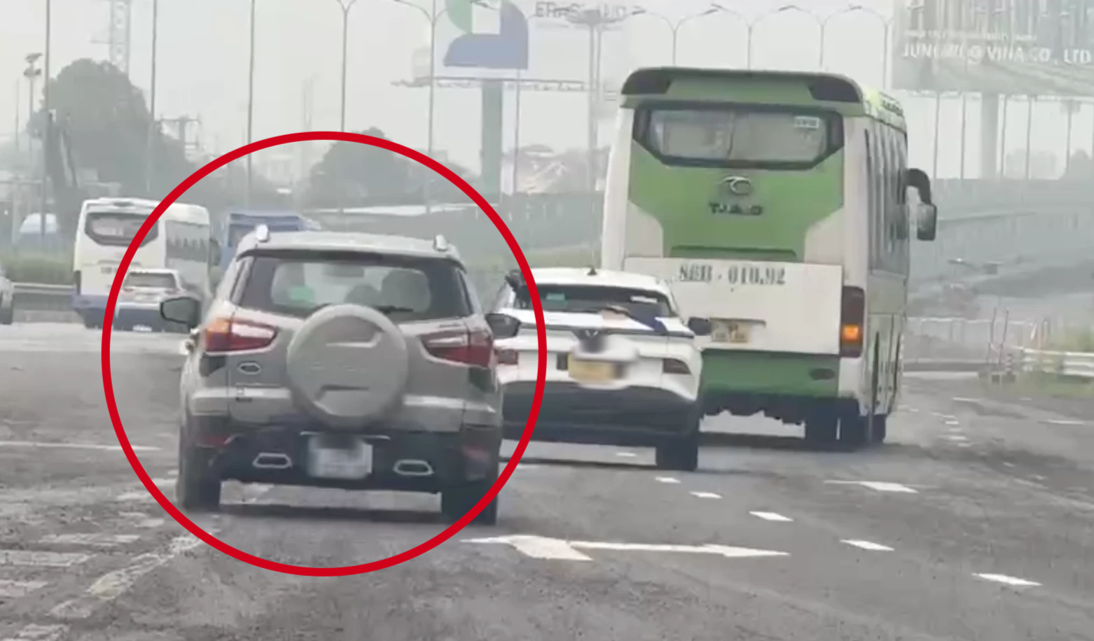Cùng nhập cao tốc, cách nhau 30 m: Vì sao xe bị phạt nguội, xe không? - Ảnh 1.