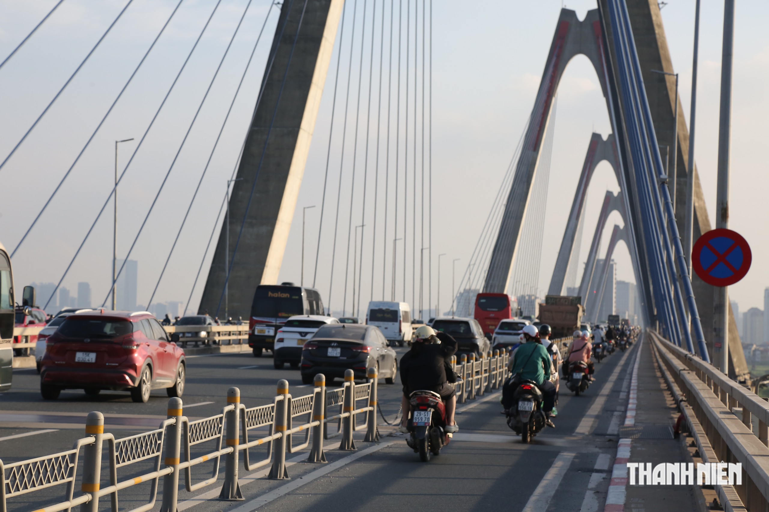 Bất ngờ: Không còn mốc khoảng cách nào trên cầu Nhật Tân- Ảnh 2.