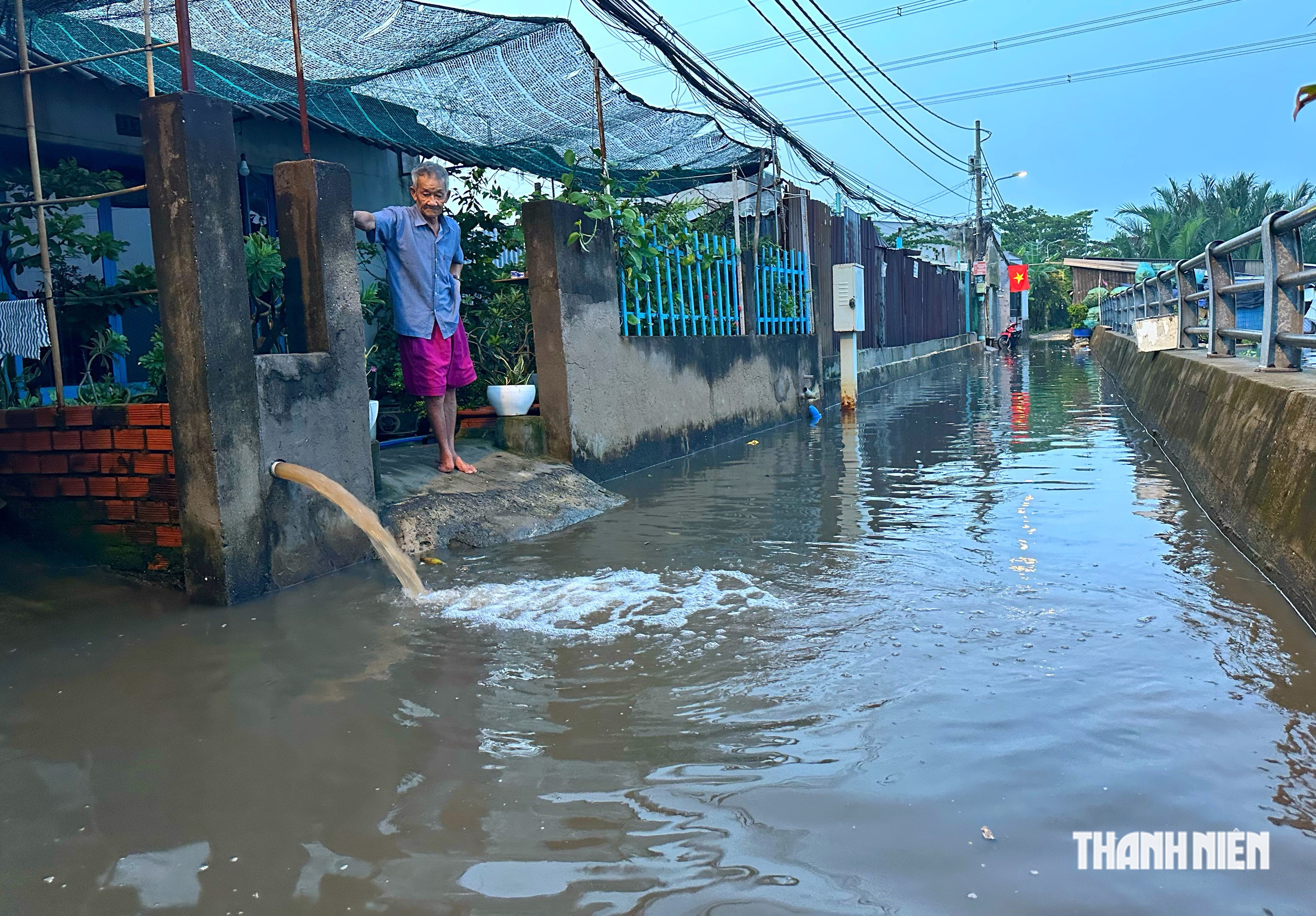 Triều cường d&acirc;ng cao ở TP.HCM, nhiều người lội nước đi l&agrave;m s&aacute;ng cuối tuần 27.9 - Ảnh 3.