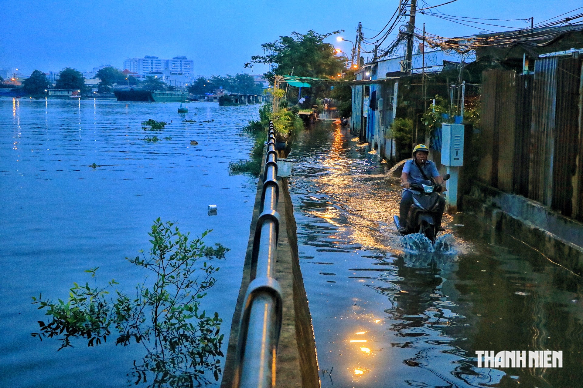 Triều cường d&acirc;ng cao ở TP.HCM, nhiều người lội nước đi l&agrave;m s&aacute;ng cuối tuần 27.9 - Ảnh 1.