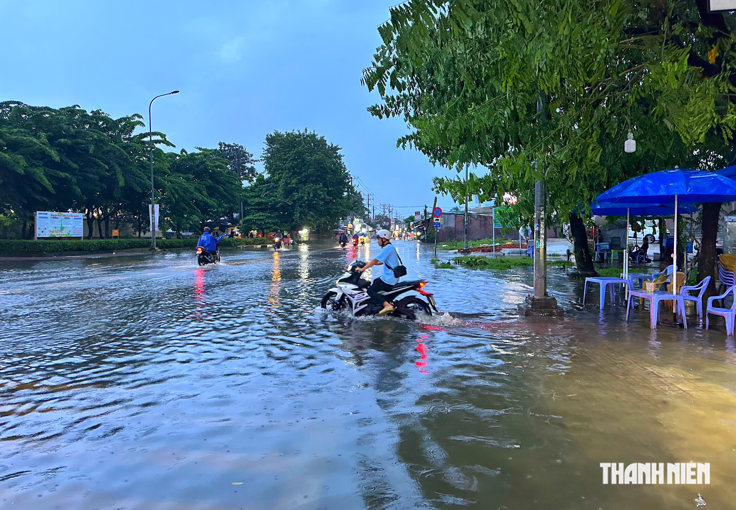 Chiều tối nay 27.9 mưa lớn cùng triều cường ở TP.HCM: Nhiều 'rốn ngập' mênh mông nước - Ảnh 1.