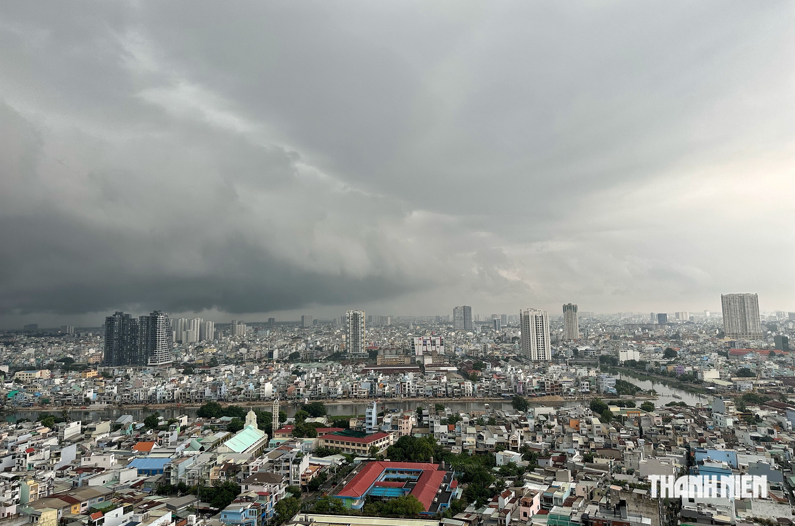 Chiều tối nay 27.9 mưa lớn cùng triều cường ở TP.HCM: Nhiều 'rốn ngập' mênh mông nước - Ảnh 2.