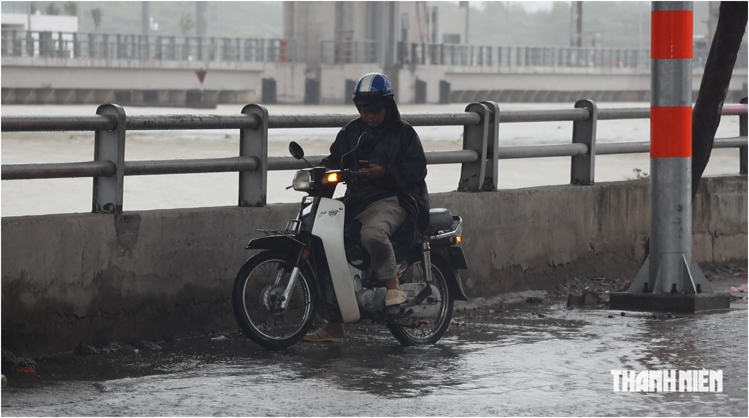 Triều cường kết hợp mưa, đường Trần Xuân Soạn ngập đúng giờ tan tầm - Ảnh 1.