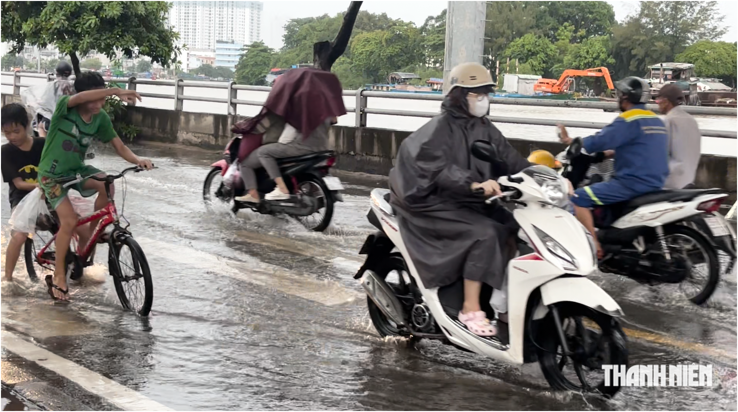 Triều cường kết hợp mưa, đường Trần Xuân Soạn ngập đúng giờ tan tầm - Ảnh 2.