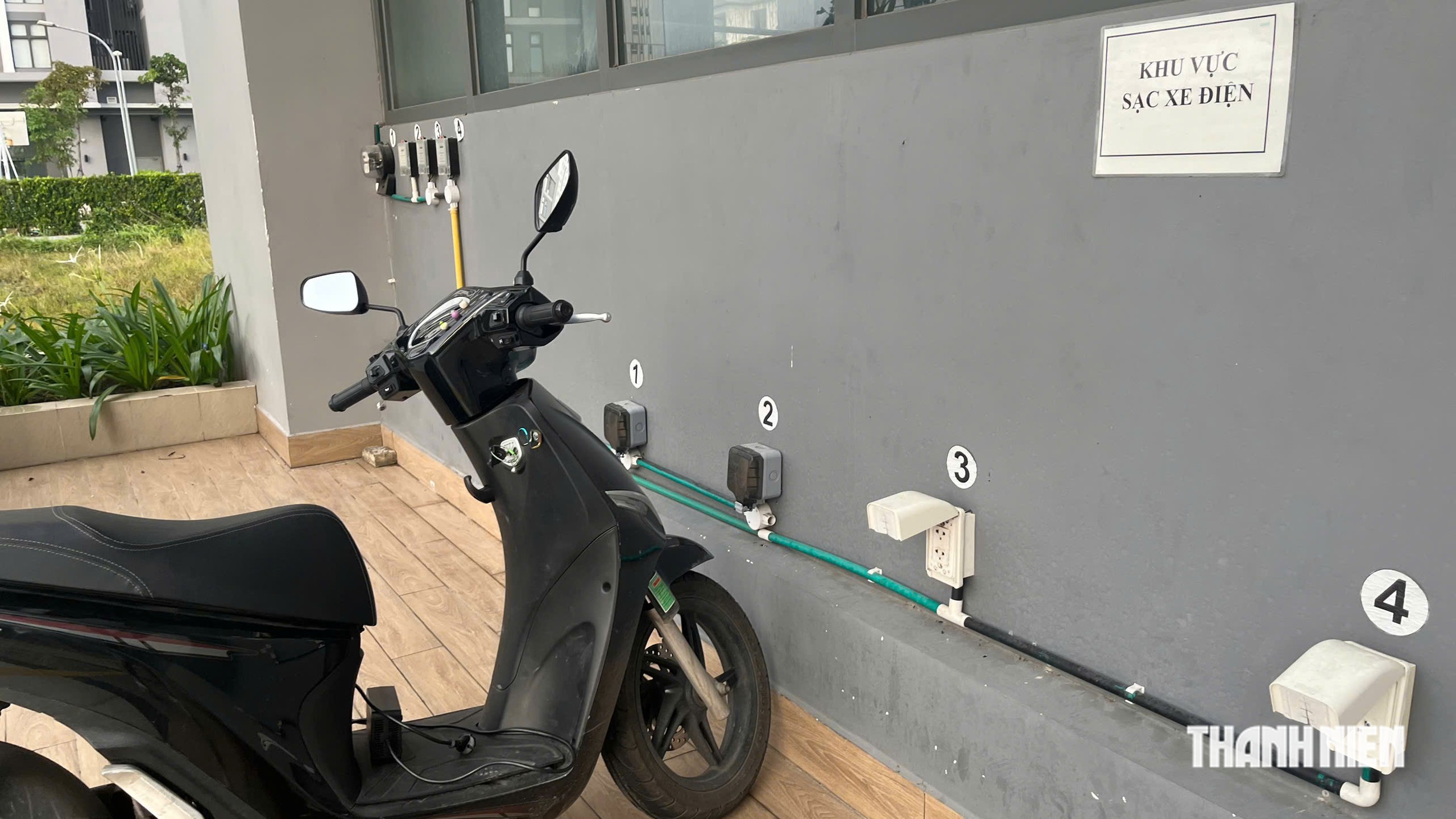 Xe máy điện vừa đi về, có nên cắm sạc ngay? - Ảnh 2.