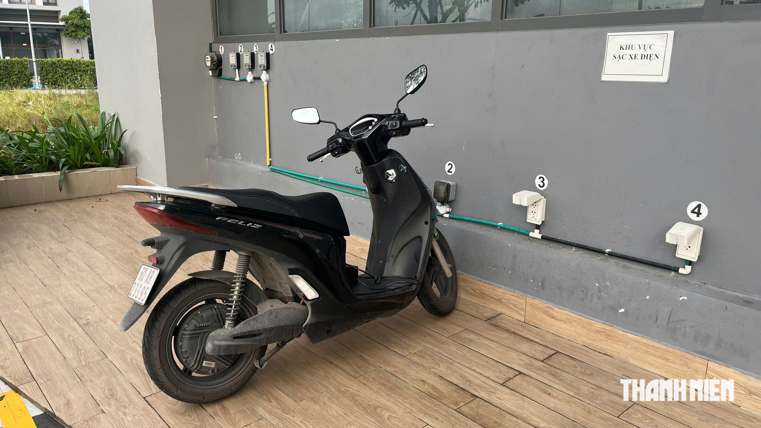 Xe máy điện vừa đi về, có nên cắm sạc ngay? - Ảnh 1.