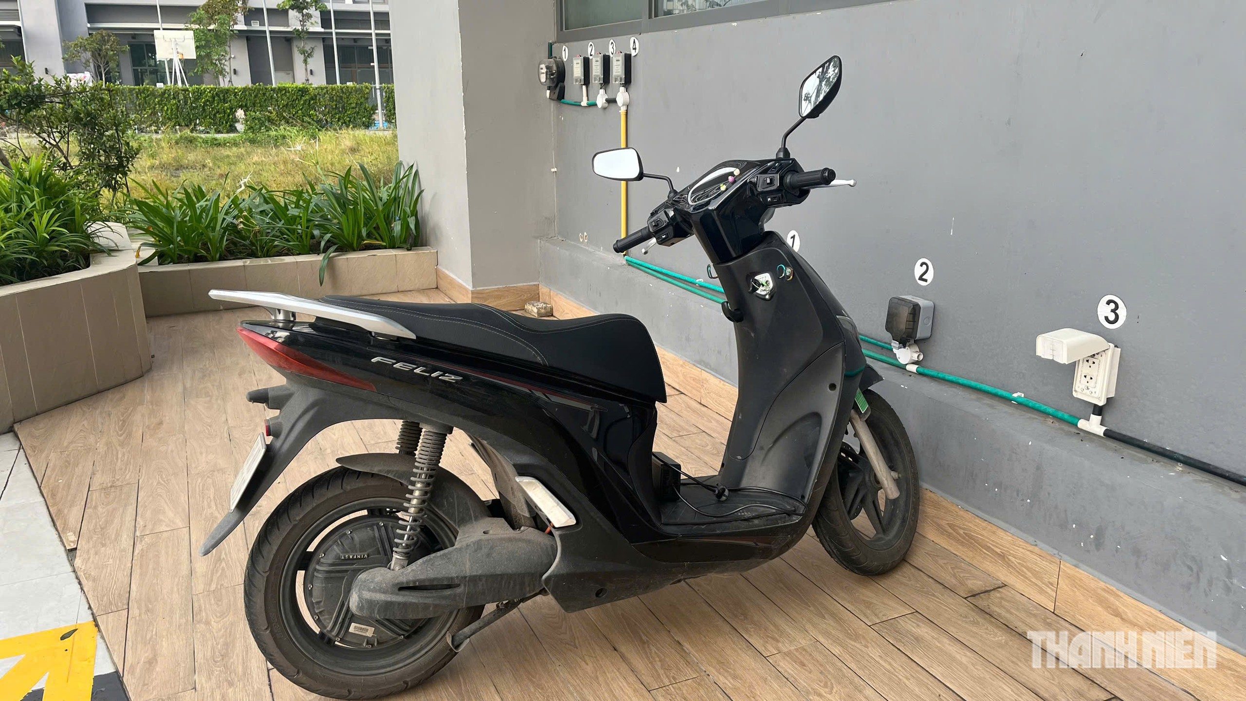 Sạc pin xe m&aacute;y điện qua đ&ecirc;m: Tiện lợi nhưng c&oacute; hại pin? - Ảnh 4.