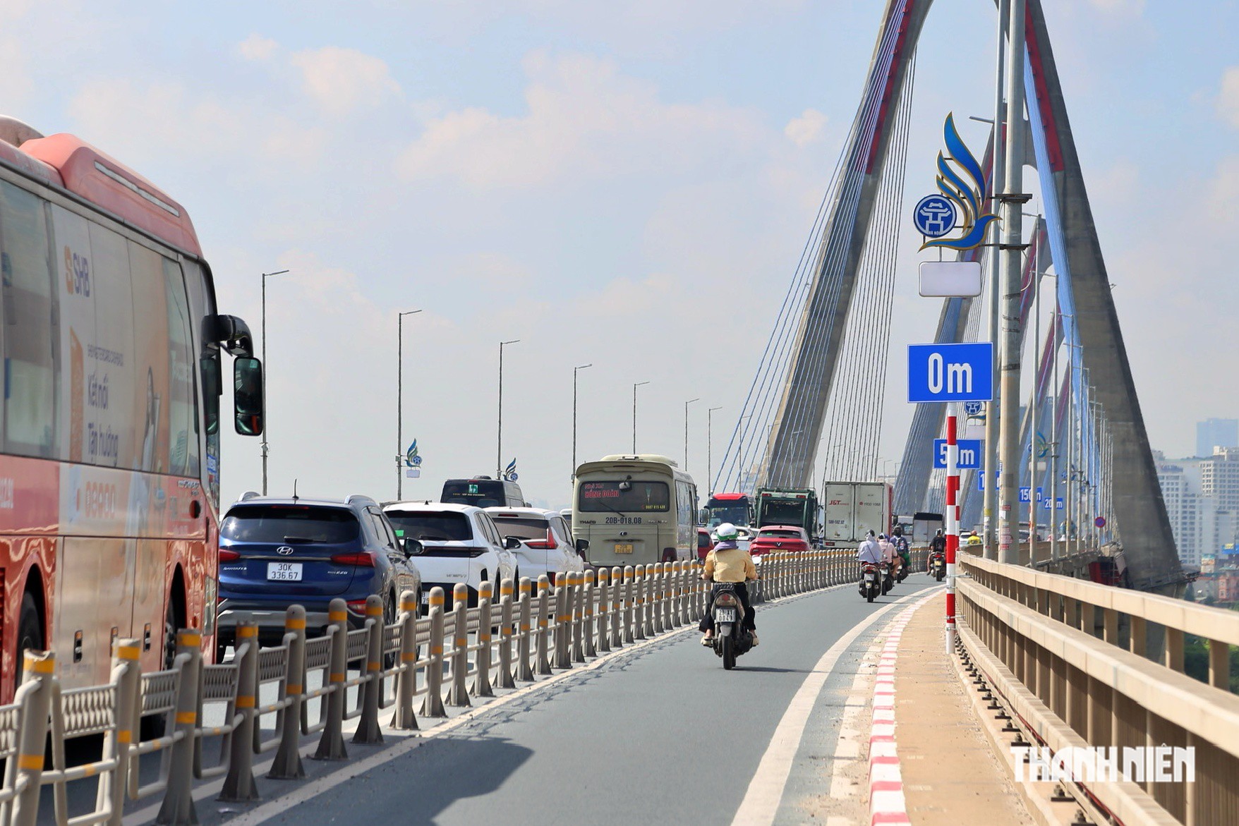 Hà Nội: Các mốc khoảng cách trên cầu Nhật Tân 'không nhằm mục đích xử phạt'- Ảnh 1.