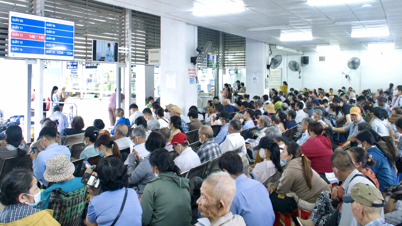 Bệnh viện Chợ Rẫy có giá khám chữa bệnh mới- Ảnh 1.