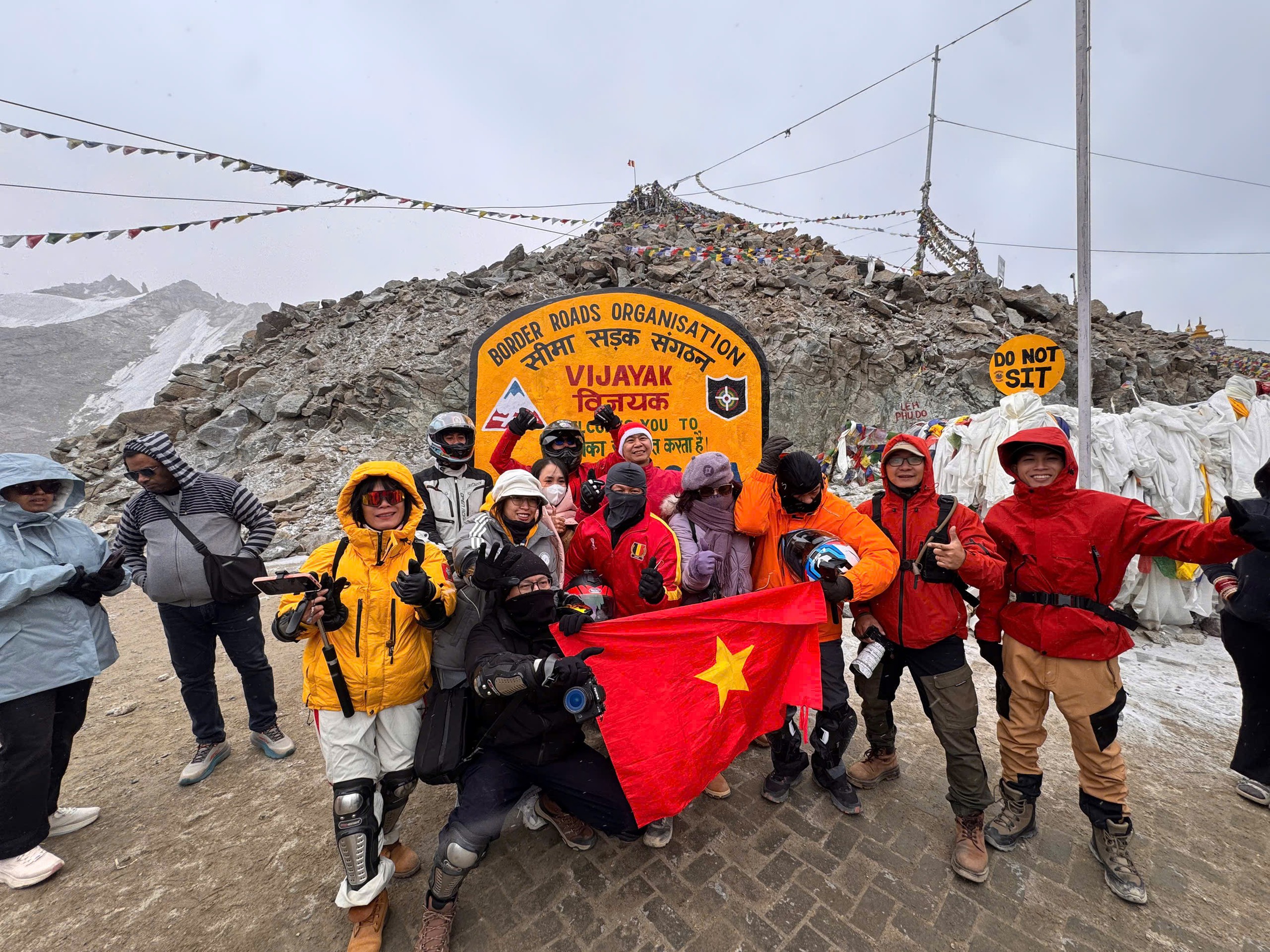 Vòng xe chậm rãi của các biker ở 'cổng trời' Khardung La- Ảnh 7.