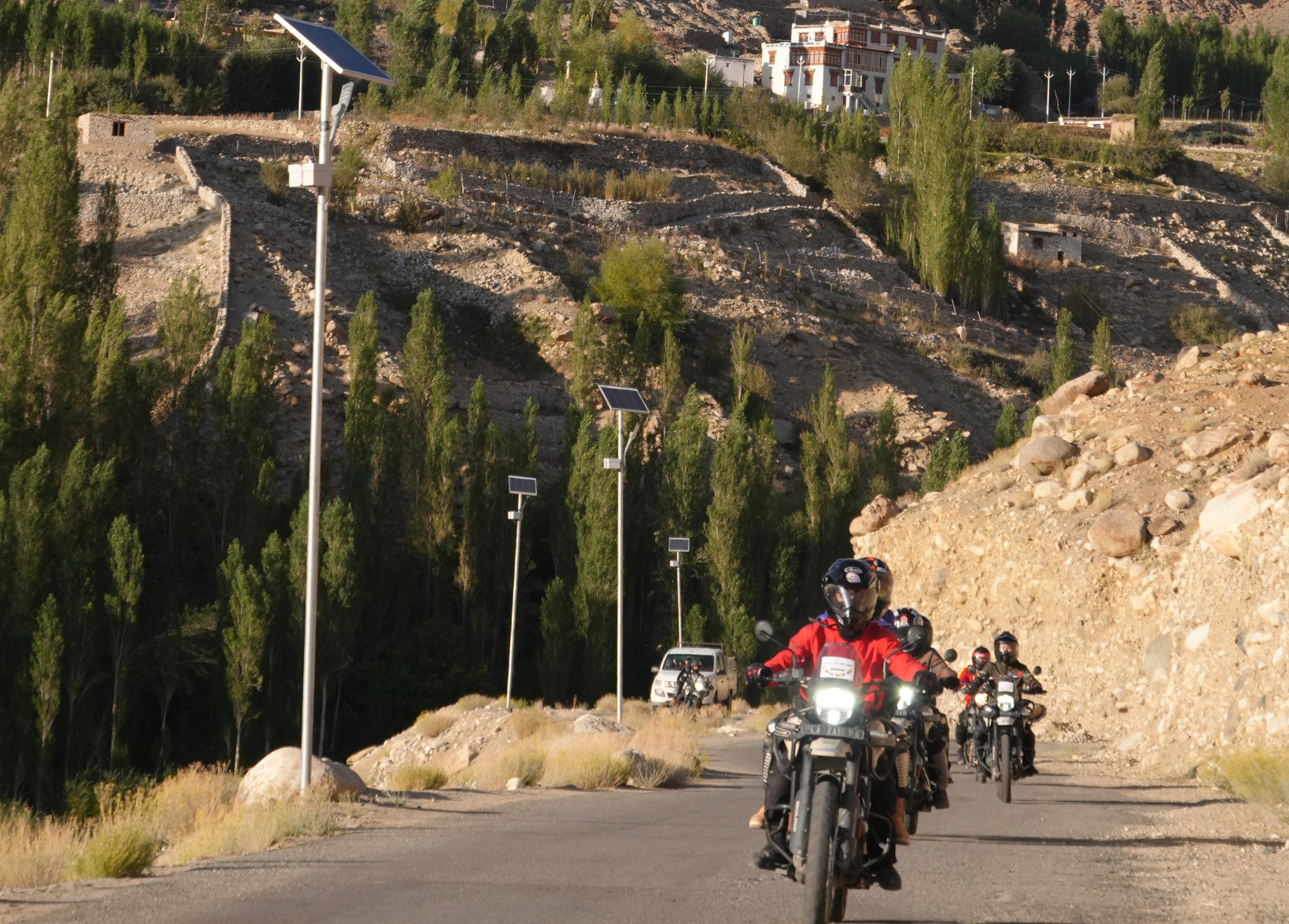Vòng xe chậm rãi của các biker ở 'cổng trời' Khardung La- Ảnh 12.