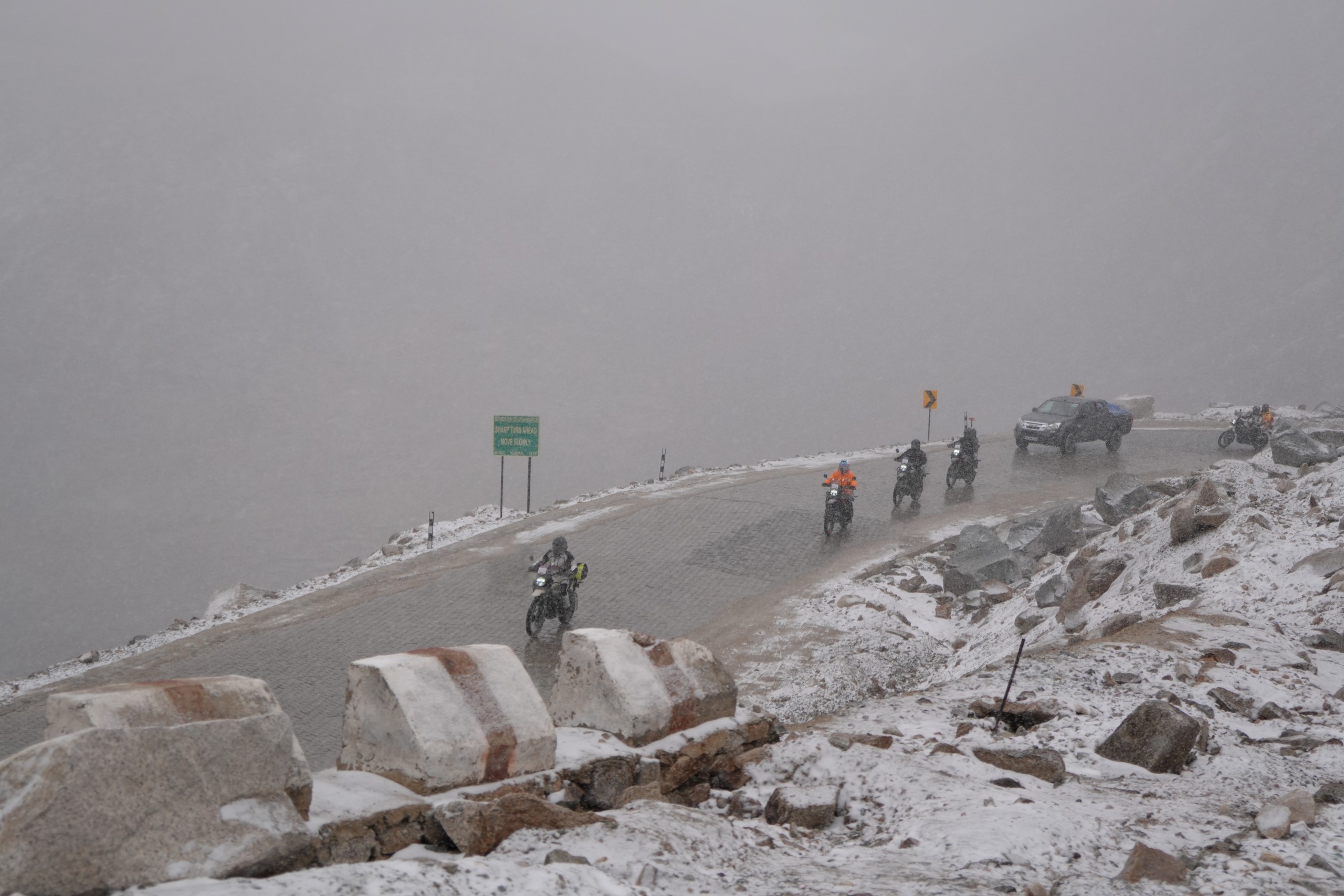 Vòng xe chậm rãi của các biker ở 'cổng trời' Khardung La- Ảnh 4.