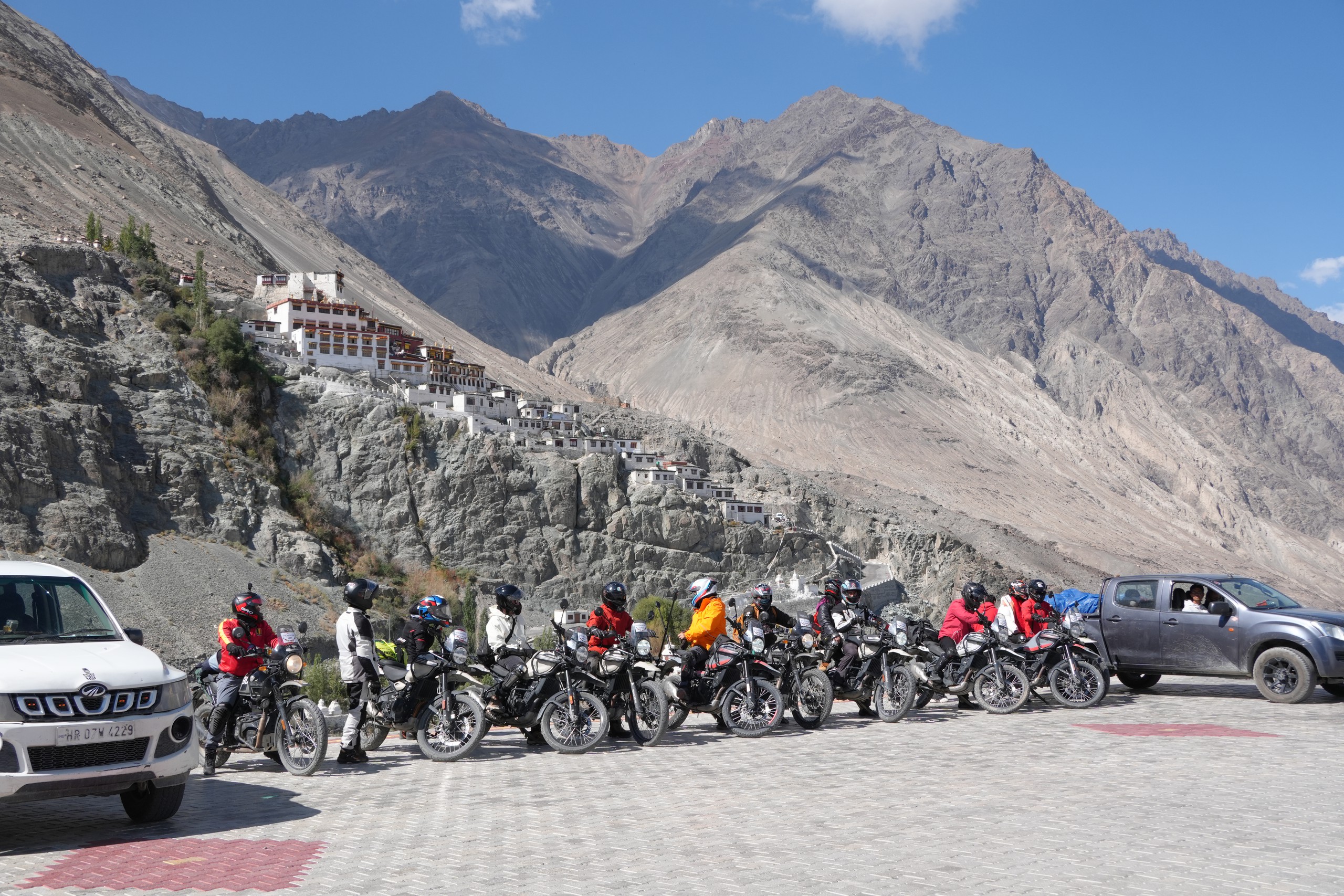Vòng xe chậm rãi của các biker ở 'cổng trời' Khardung La- Ảnh 1.