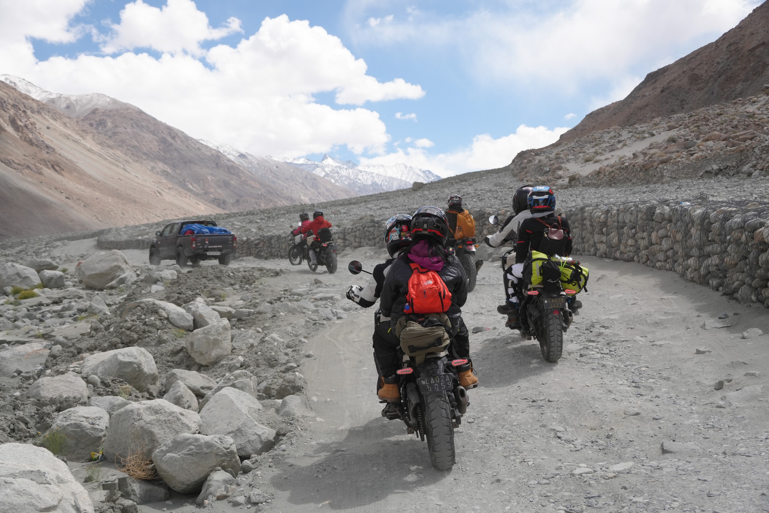 Vòng xe chậm rãi của các biker ở 'cổng trời' Khardung La- Ảnh 2.
