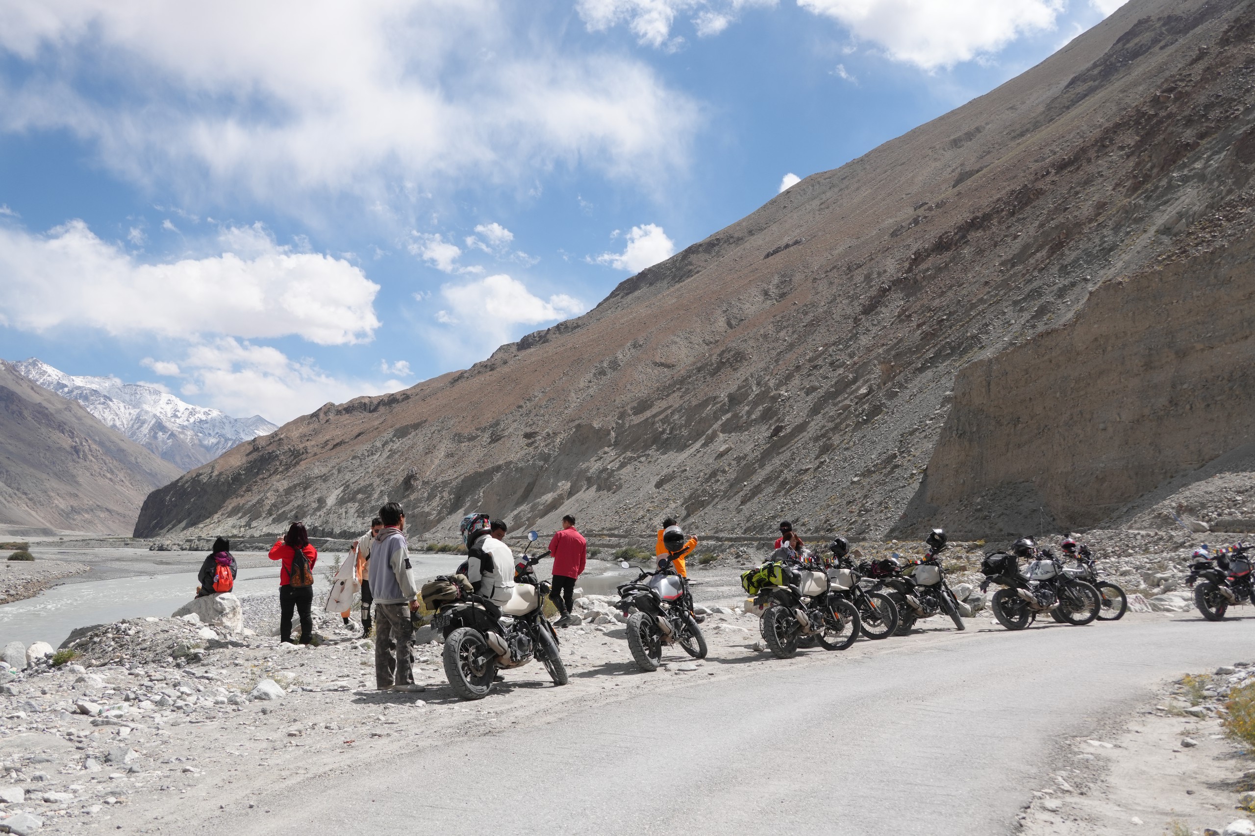 Vòng xe chậm rãi của các biker ở 'cổng trời' Khardung La- Ảnh 9.