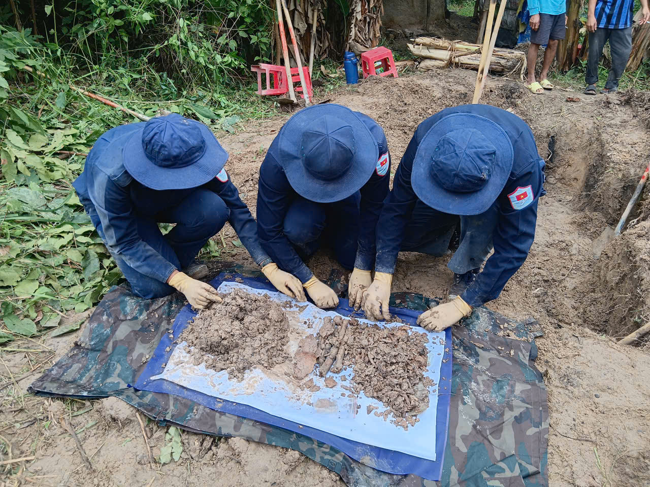 Đội K93 tỉnh An Giang quy tập được 5 hài cốt liệt sĩ ở xã Ô Lâm - Ảnh 2.