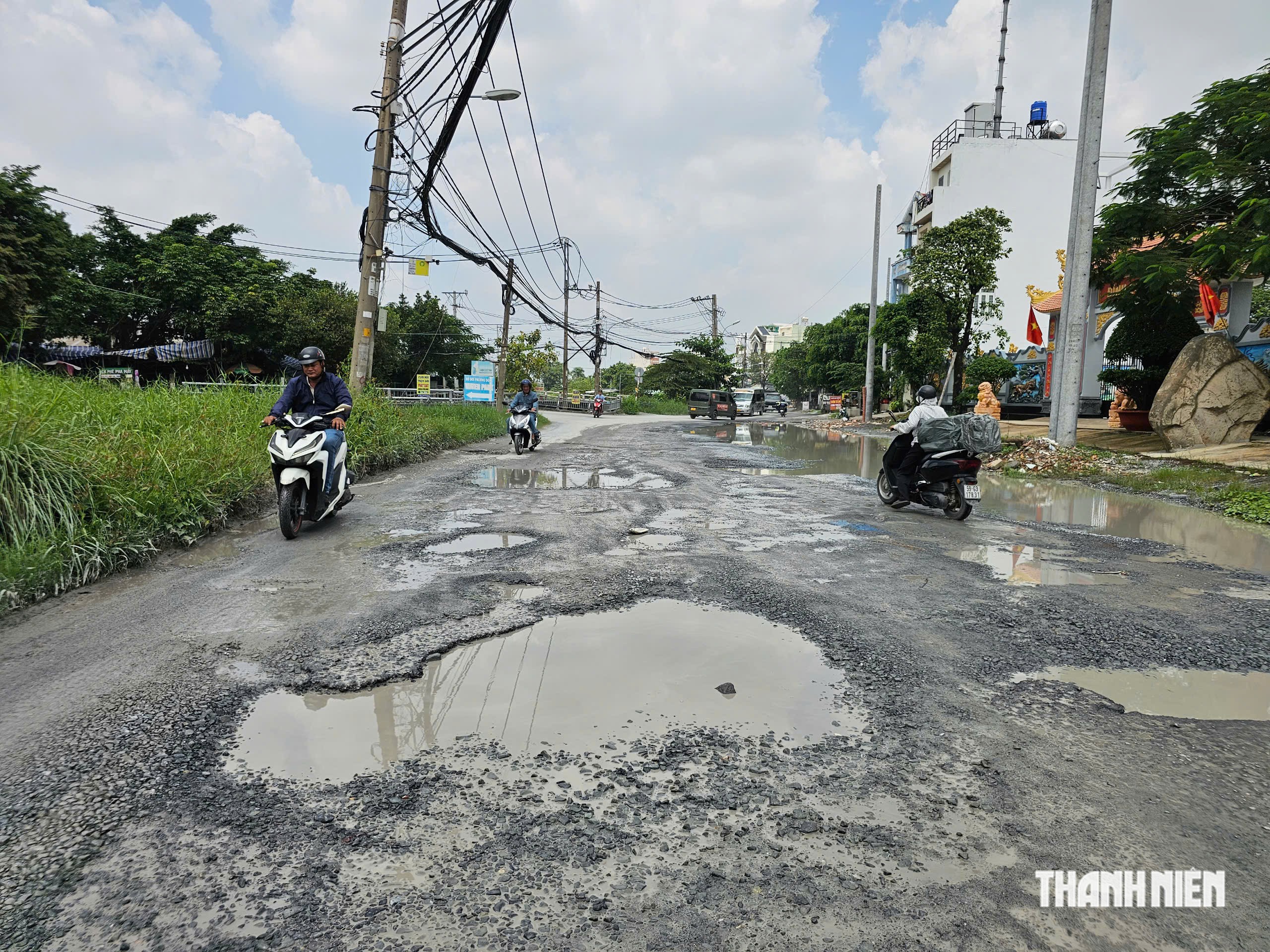 Công trình đường Thạnh Xuân 25 thi công 3 năm ngổn ngang 'bẫy' người đi đường - Ảnh 2.