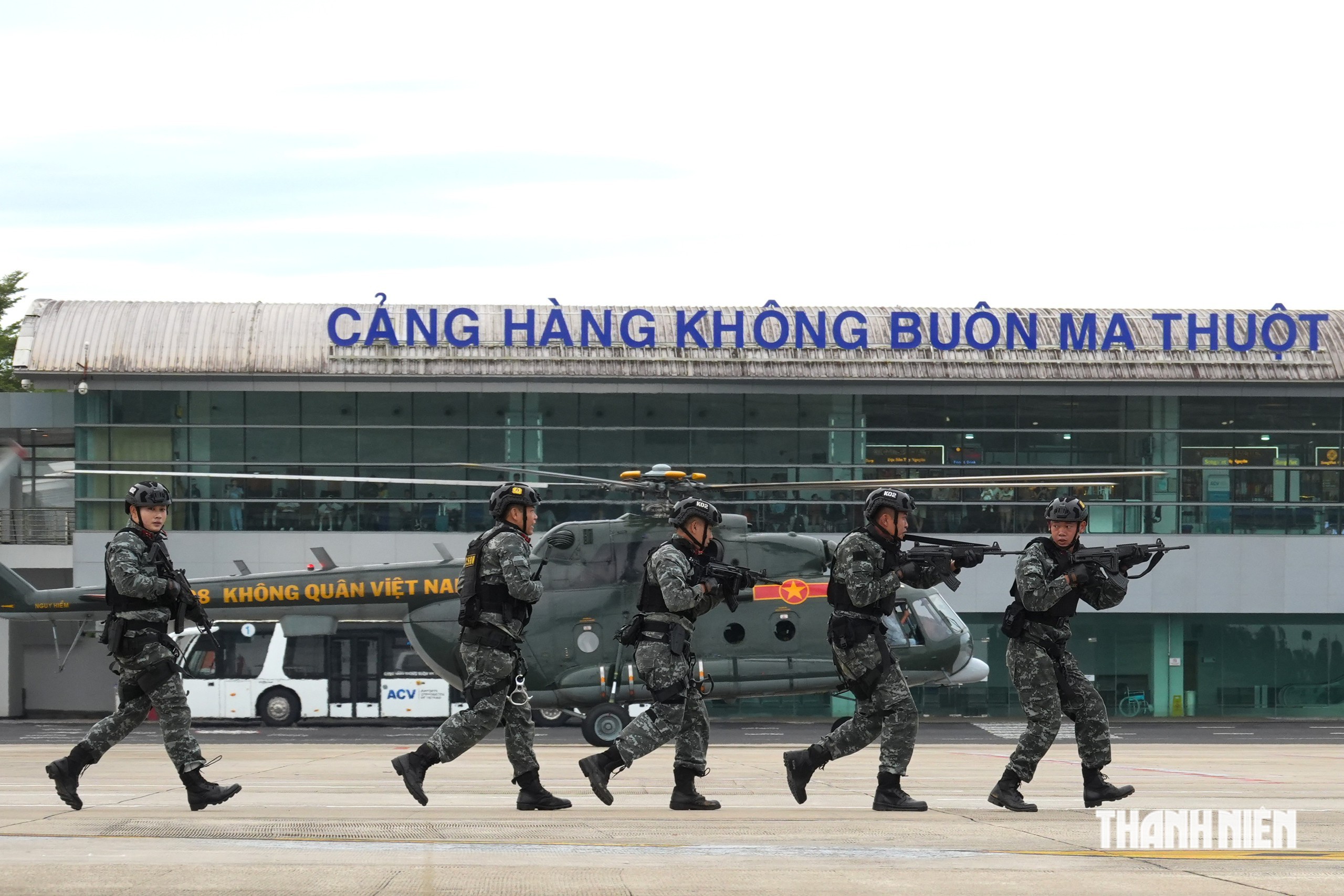 Cảnh s&aacute;t đặc nhiệm luyện tập đổ bộ đường kh&ocirc;ng từ trực thăng qu&acirc;n sự - Ảnh 2.